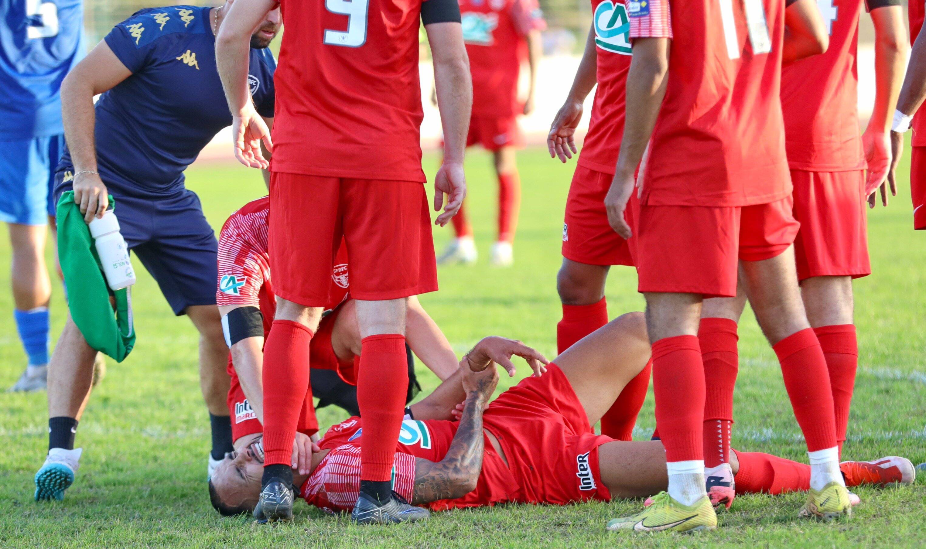 Coupe de France: le match Six-Fours-Cannes interrompu une heure après la grave blessure d'un joueur varois