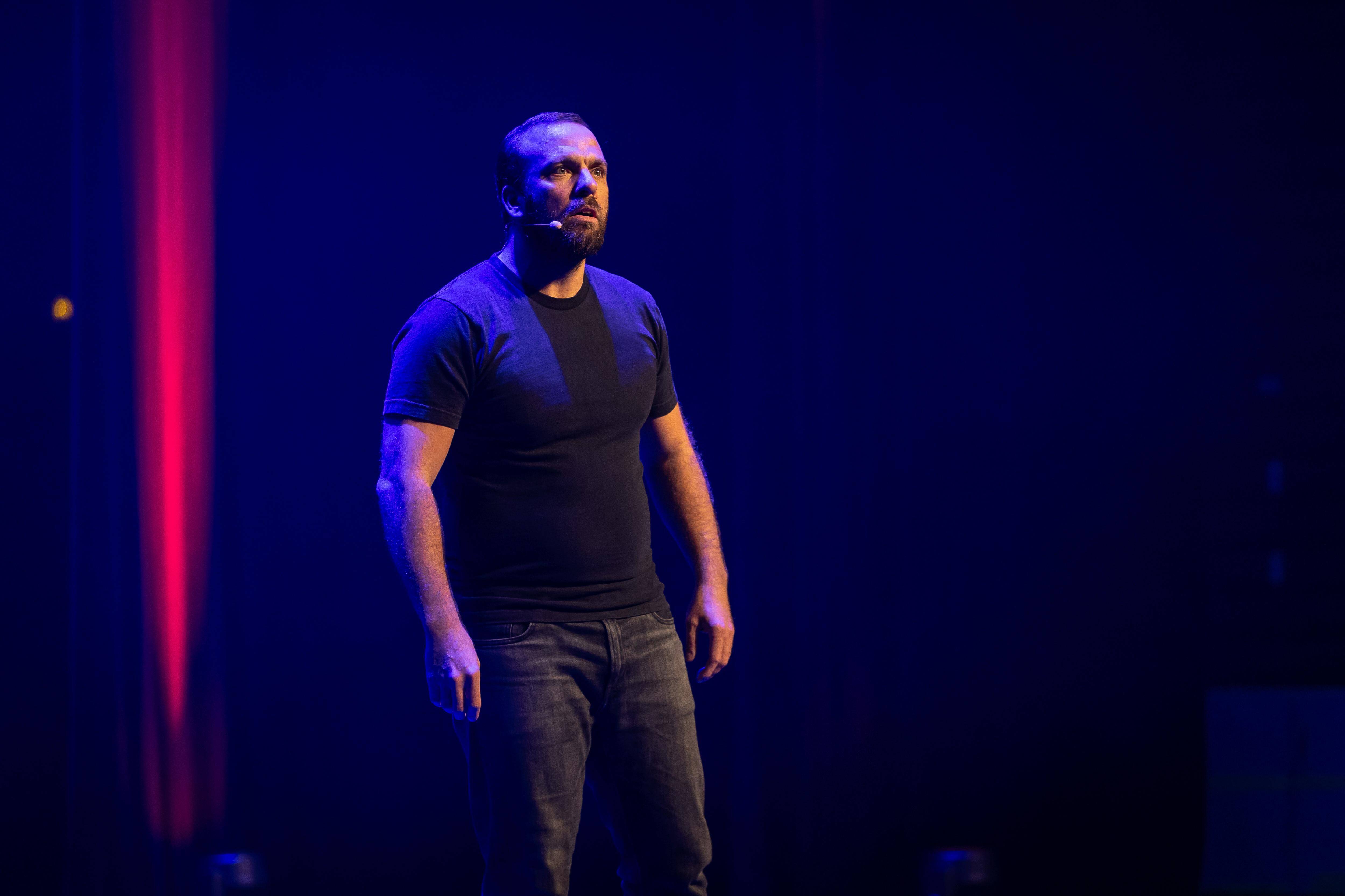 "La seule censure, c'est le rire du public": le Comte de Bouderbala revient avec un troisième spectacle à voir dans la région