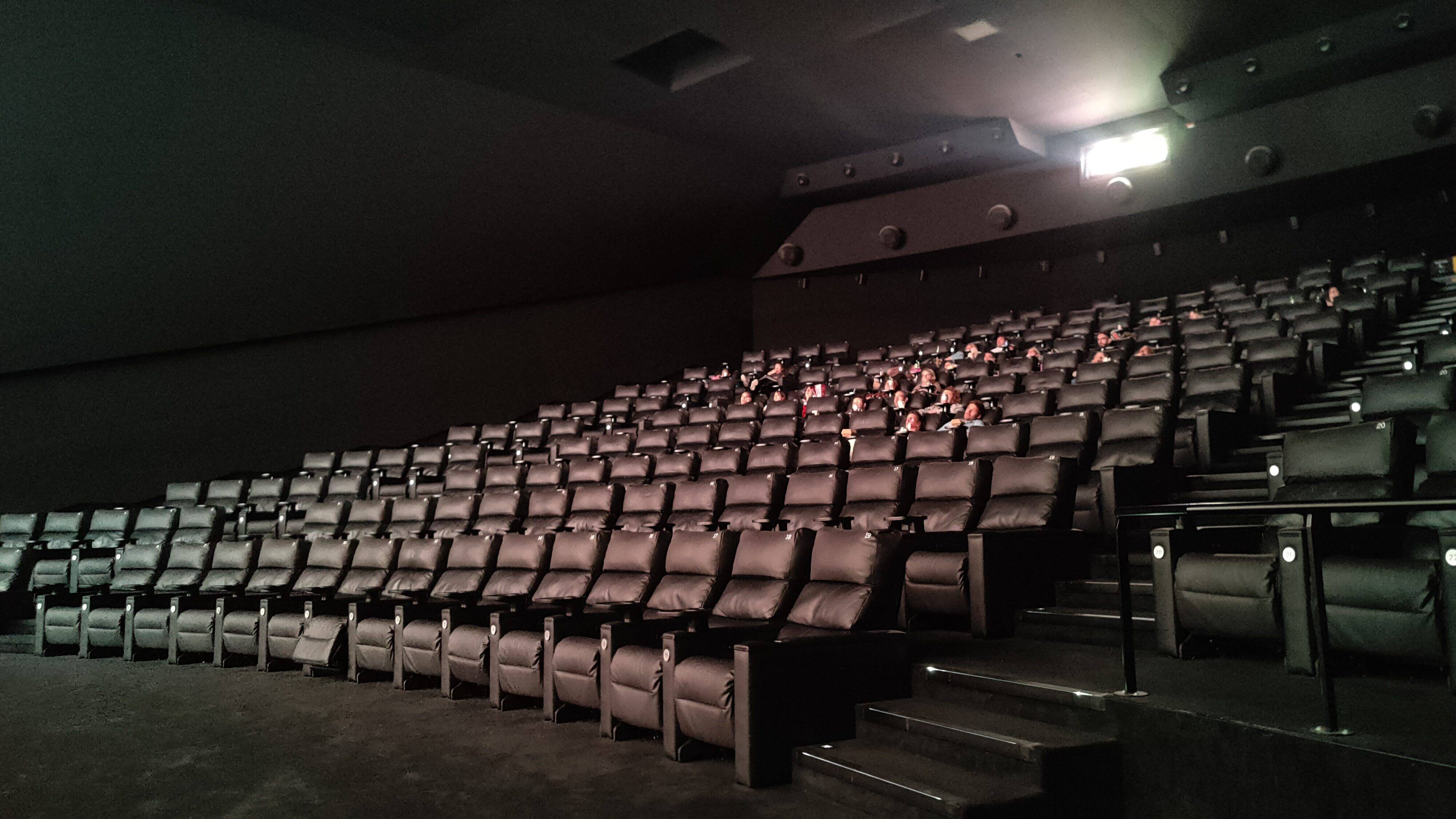 Un dîner servi pendant le film: un cinéma de Nice lance un test auprès de ses clients