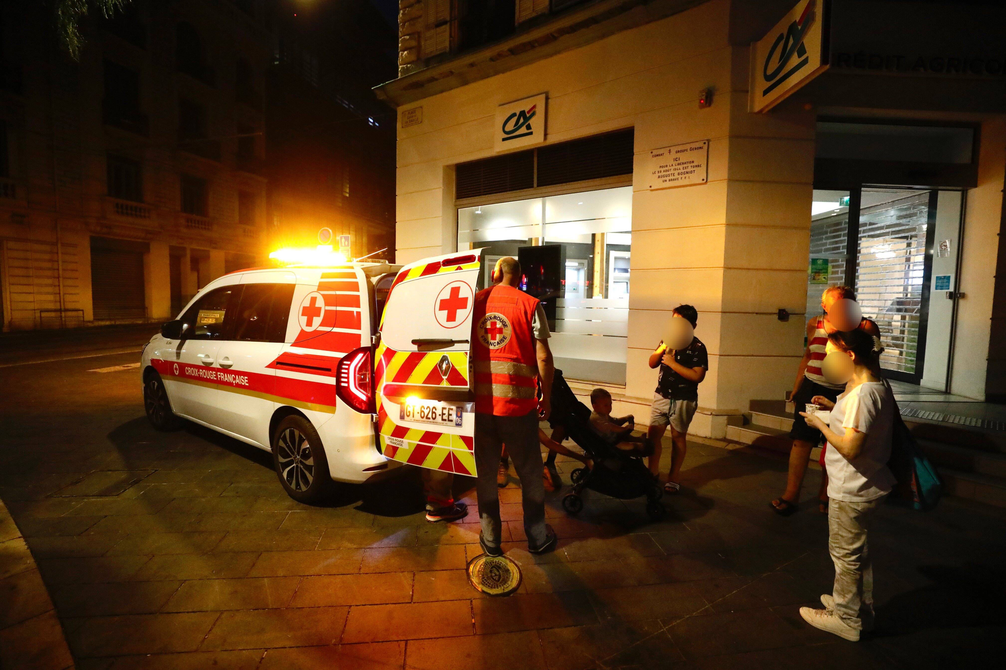 "C'est tout un public qu'on découvre": le Samu social a tenté une maraude test de nuit à Nice