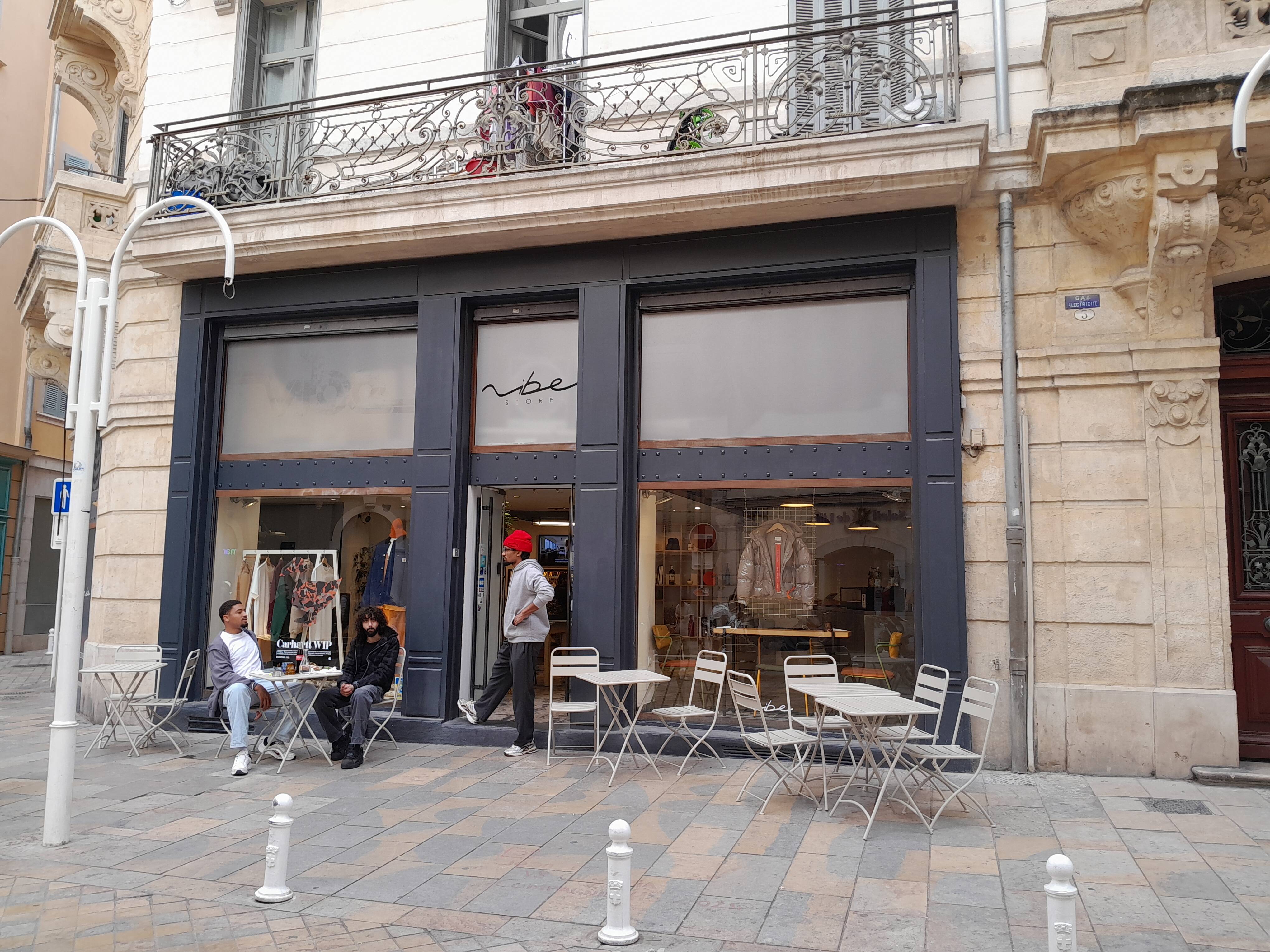 Dans ce magasin de vêtements du centre-ville de Toulon, on peut désormais aussi manger une part de pizza