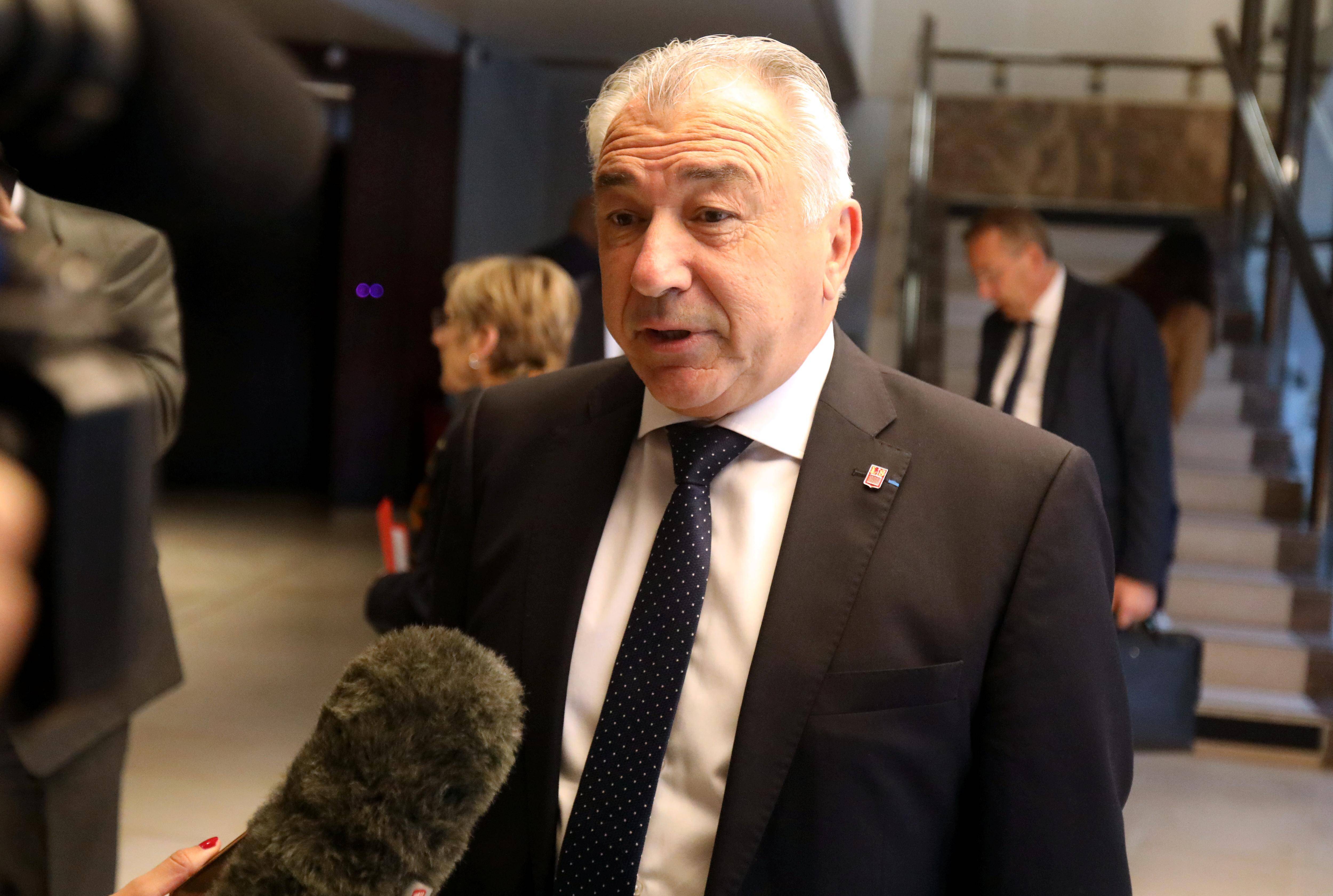 "Ce n'est pas du tout au faciès": ce maire de la Côte d'Azur a dans le viseur des "bandes de jeunes" qui dissimilent leurs visages