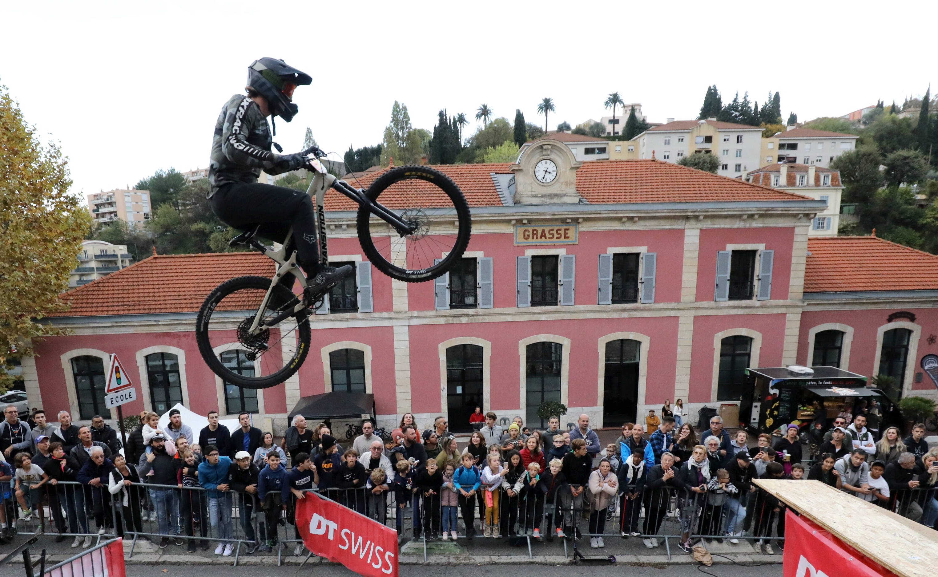 Voici les 3 meilleurs spots pour voir passer l'Urban DownHill, la descente en VTT à travers le centre historique de Grasse dimanche
