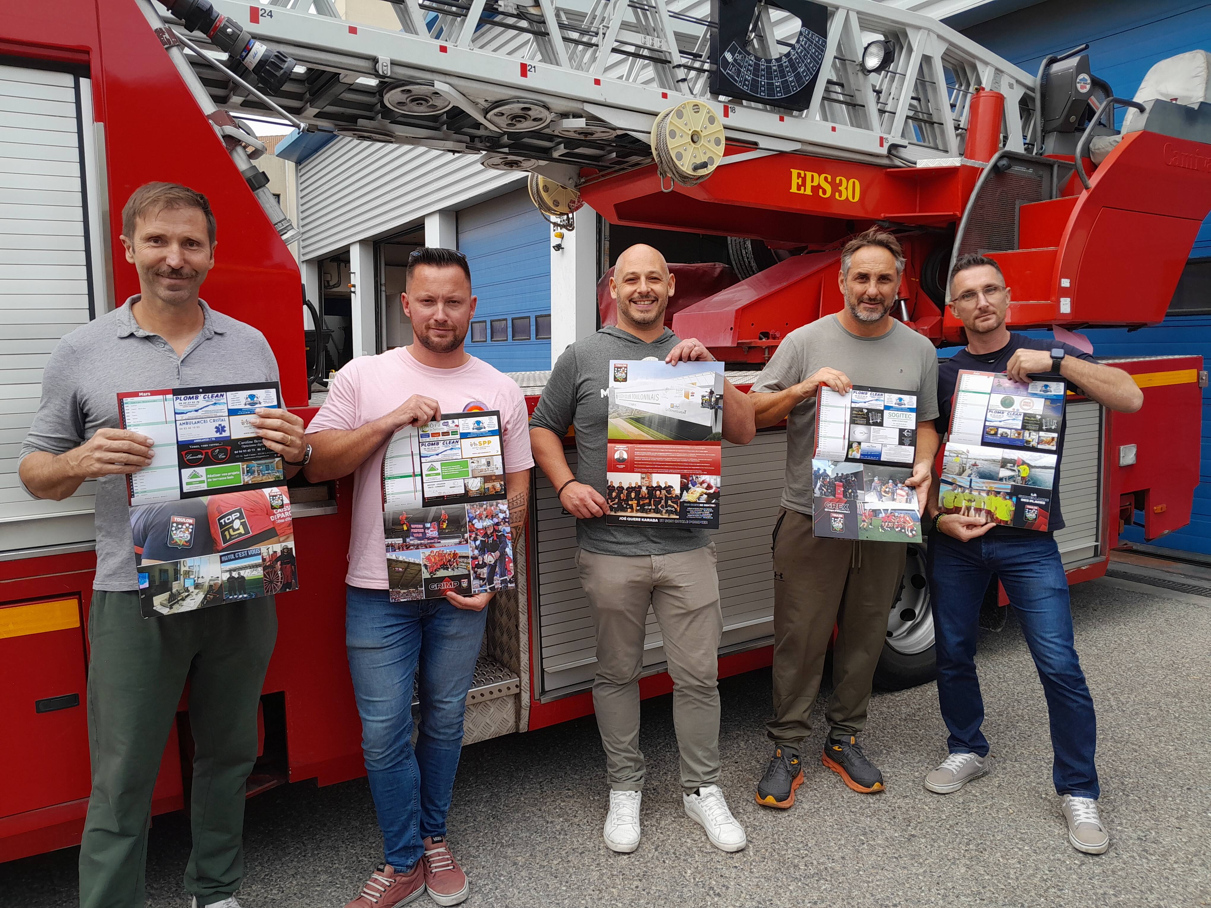A Toulon, le calendrier des pompiers 2025 aux couleurs du RCT