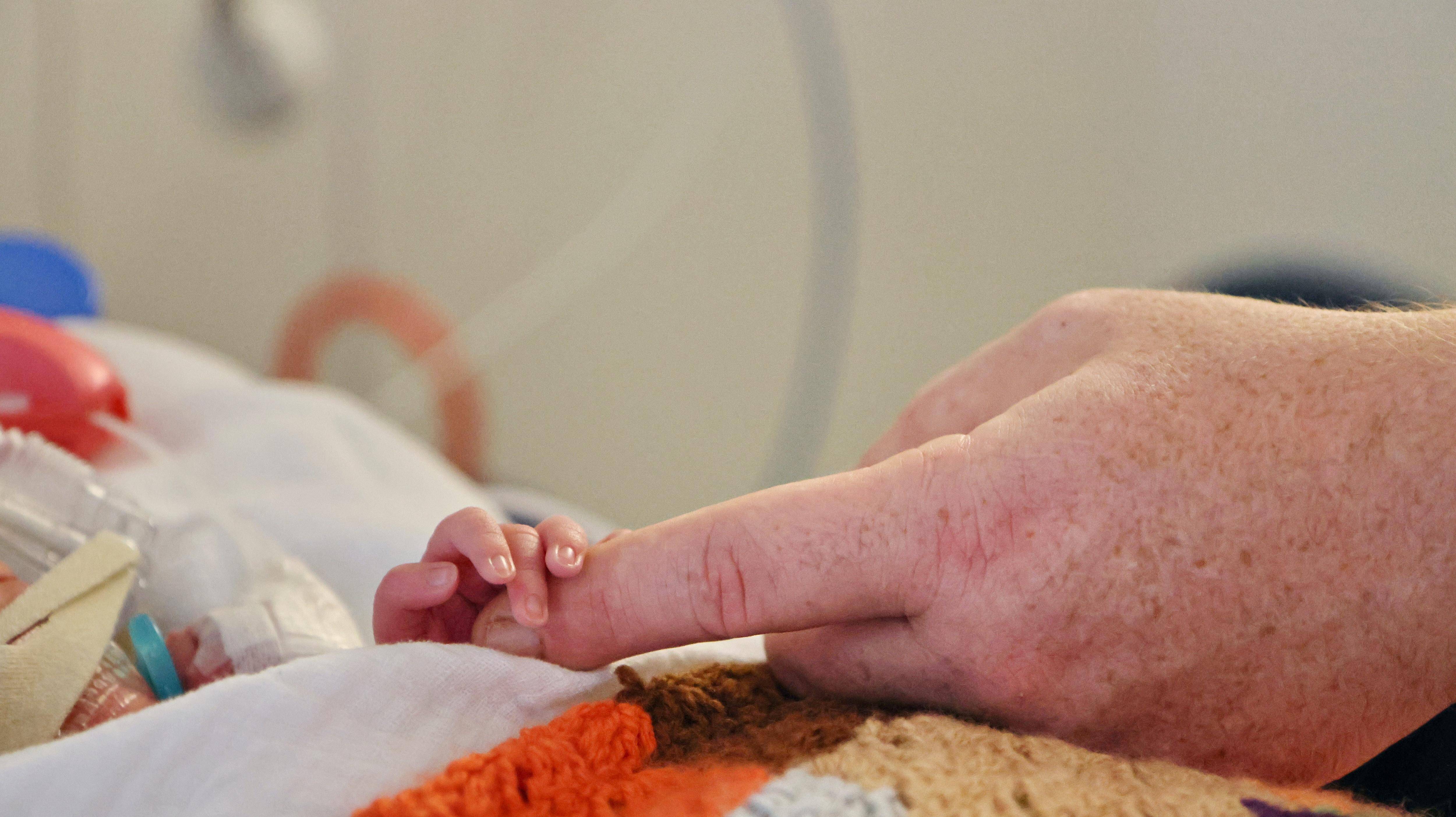 "Ça m'a fait mal au coeur de la voir branchée": immersion dans le service de néonatologie de l'hôpital Sainte Musse à Toulon avec les bébés et leurs parents