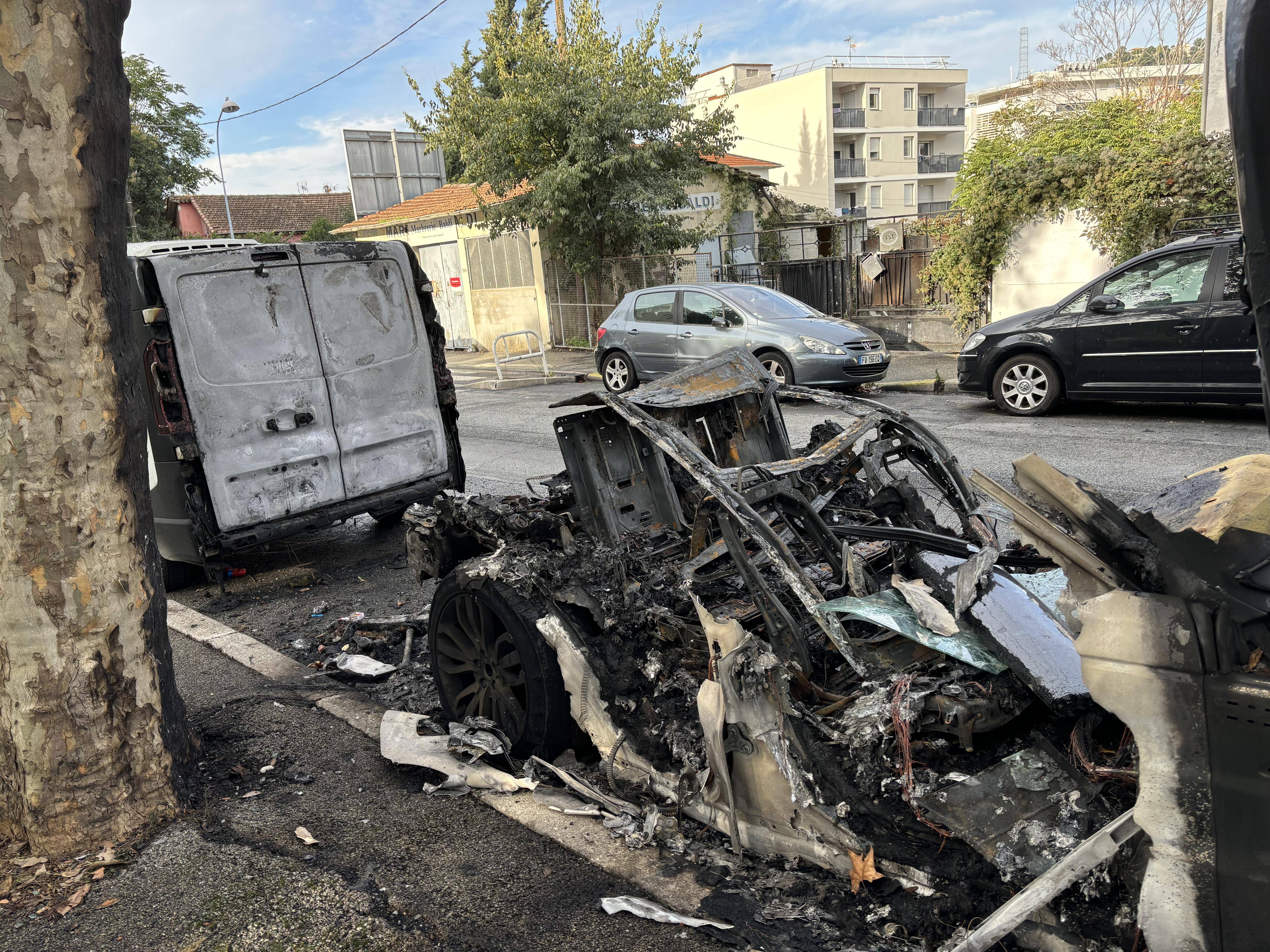 "On nous a crevé les pneus, notre camion frigo a été incendié": qui en veut à l'association humanitaire Mir, fondée par le père Bruzzone à Nice-Est?