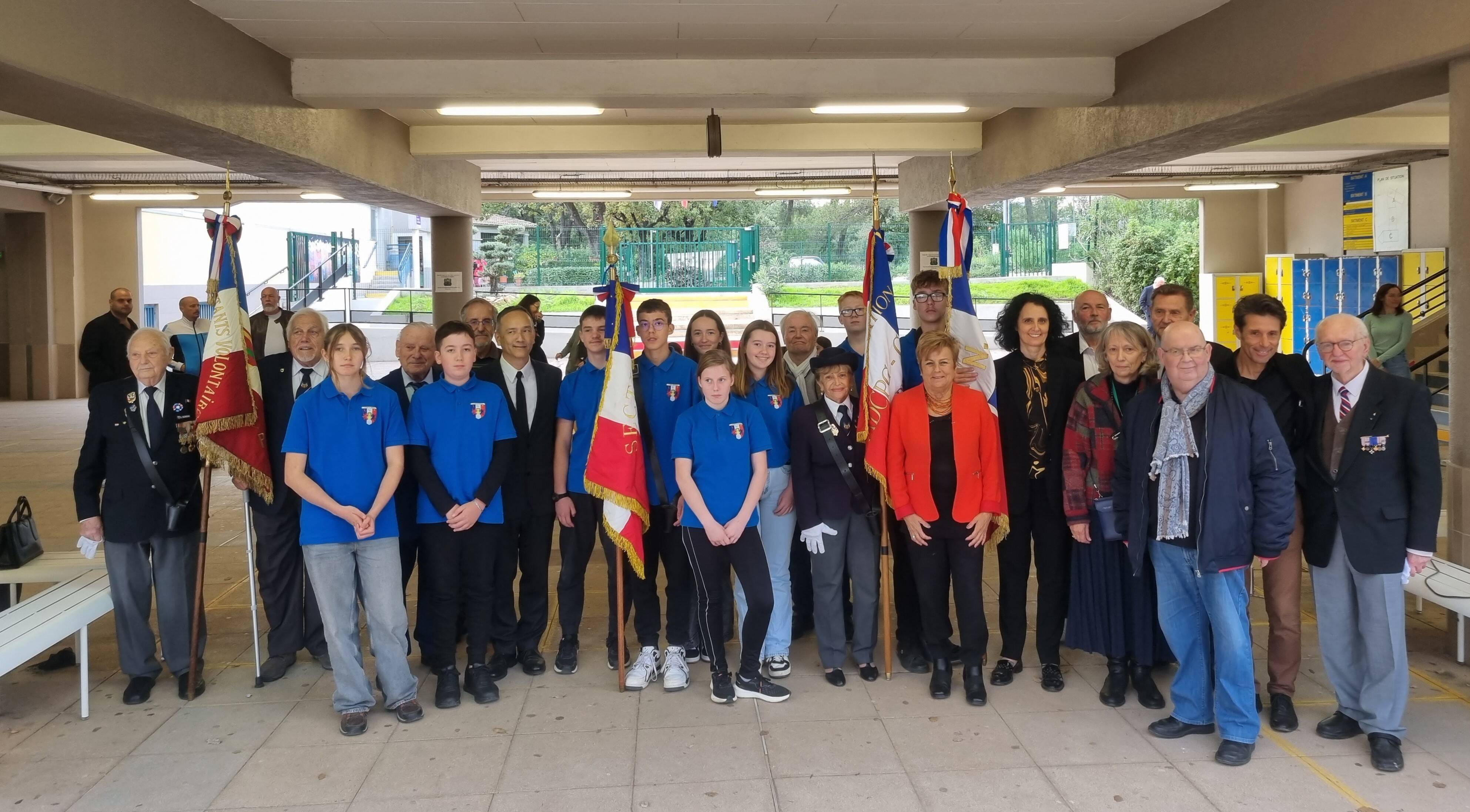 "C'est une fierté de porter les valeurs attachées au drapeau": ces collégiens prennent le relais d'une association d'anciens combattants fermée