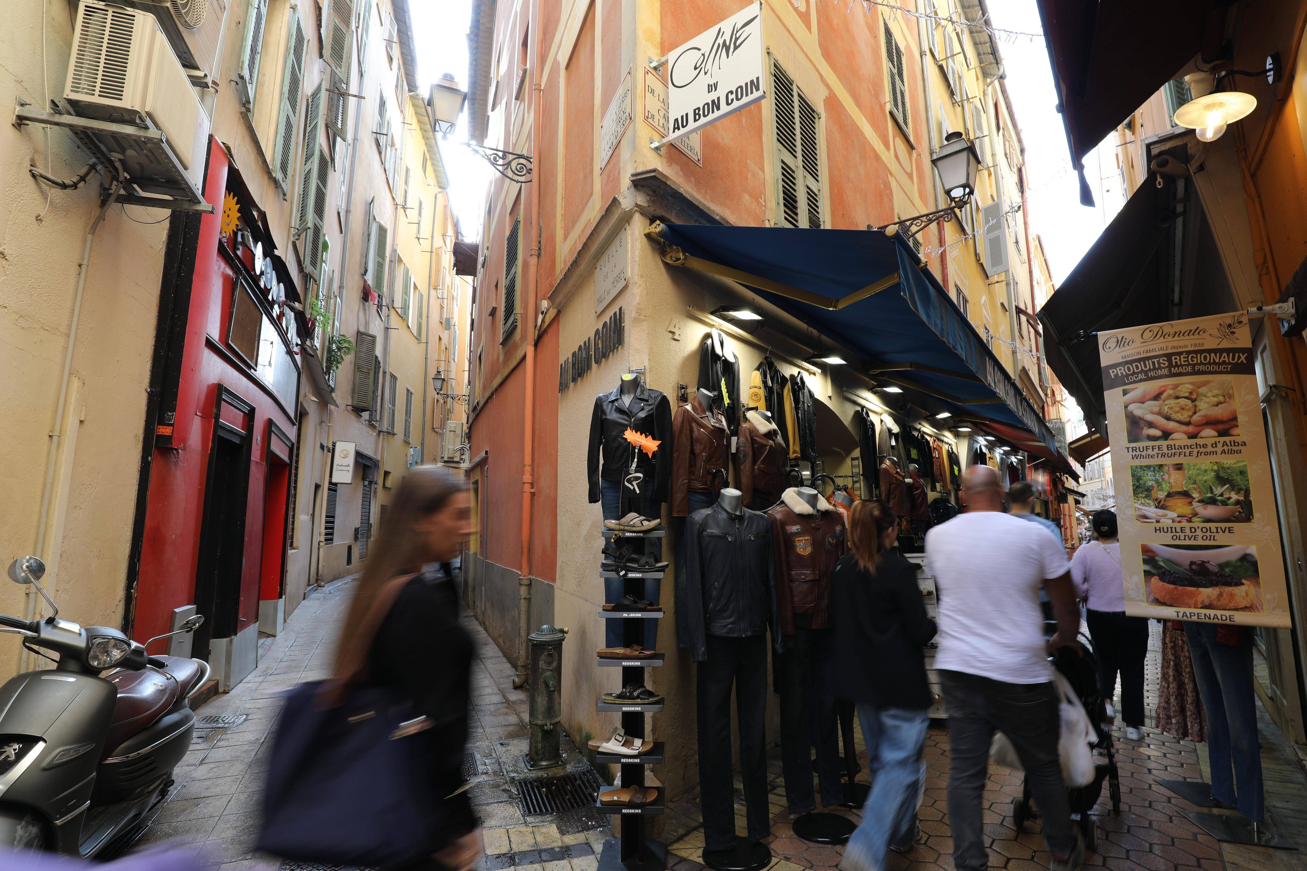 Carcasses de poulet, écrous, champignons, vase... Quelqu'un lance des projectiles dans une rue du Vieux-Nice depuis un mois et demi