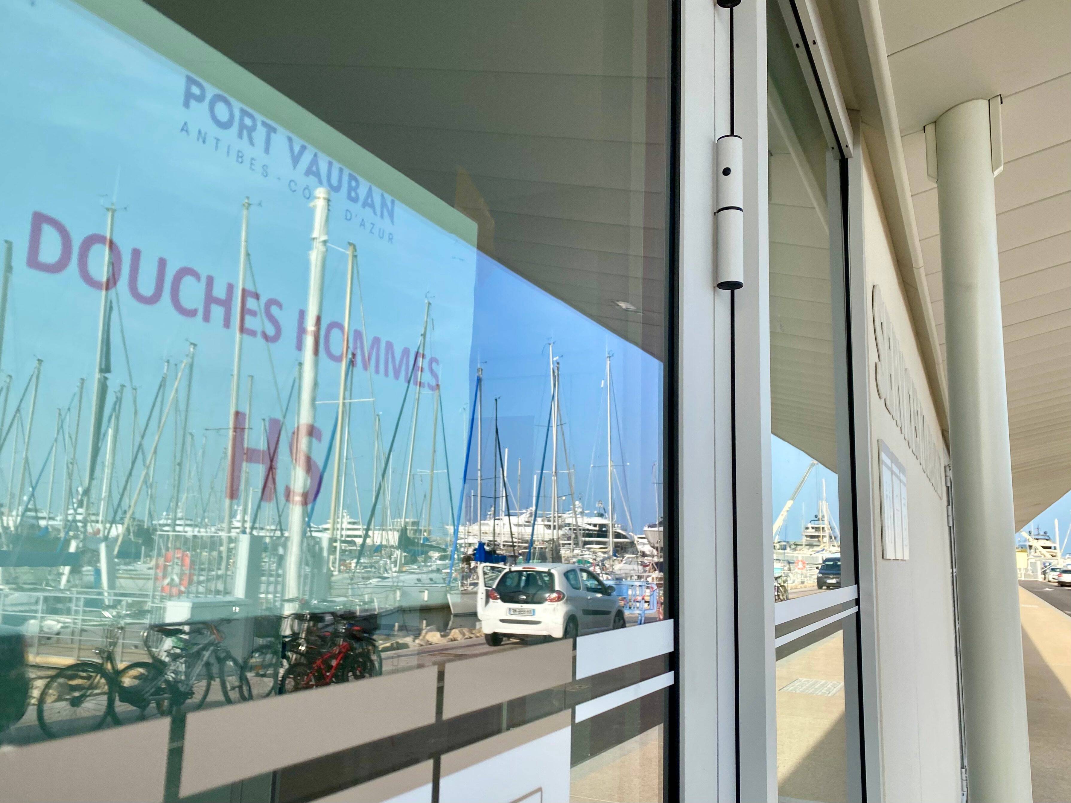 À Antibes, au Village des artisans du port Vauban, les sanitaires neufs... sont défectueux