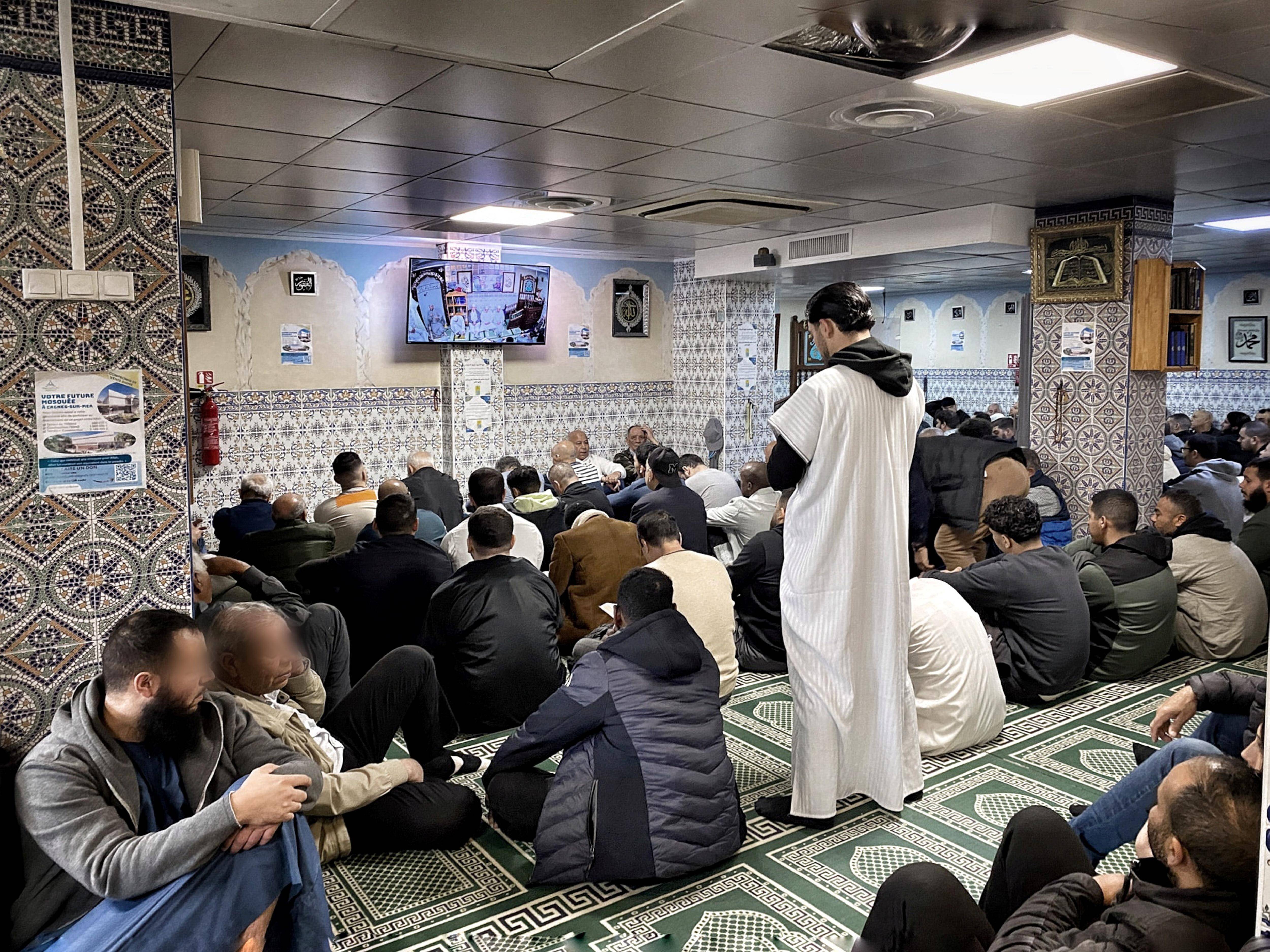 "On prie même dans le local où l'on stocke les chaussures tellement la place manque, ce n'est pas digne": les fidèles de la mosquée de Cagnes-sur-Mer à l'étroit