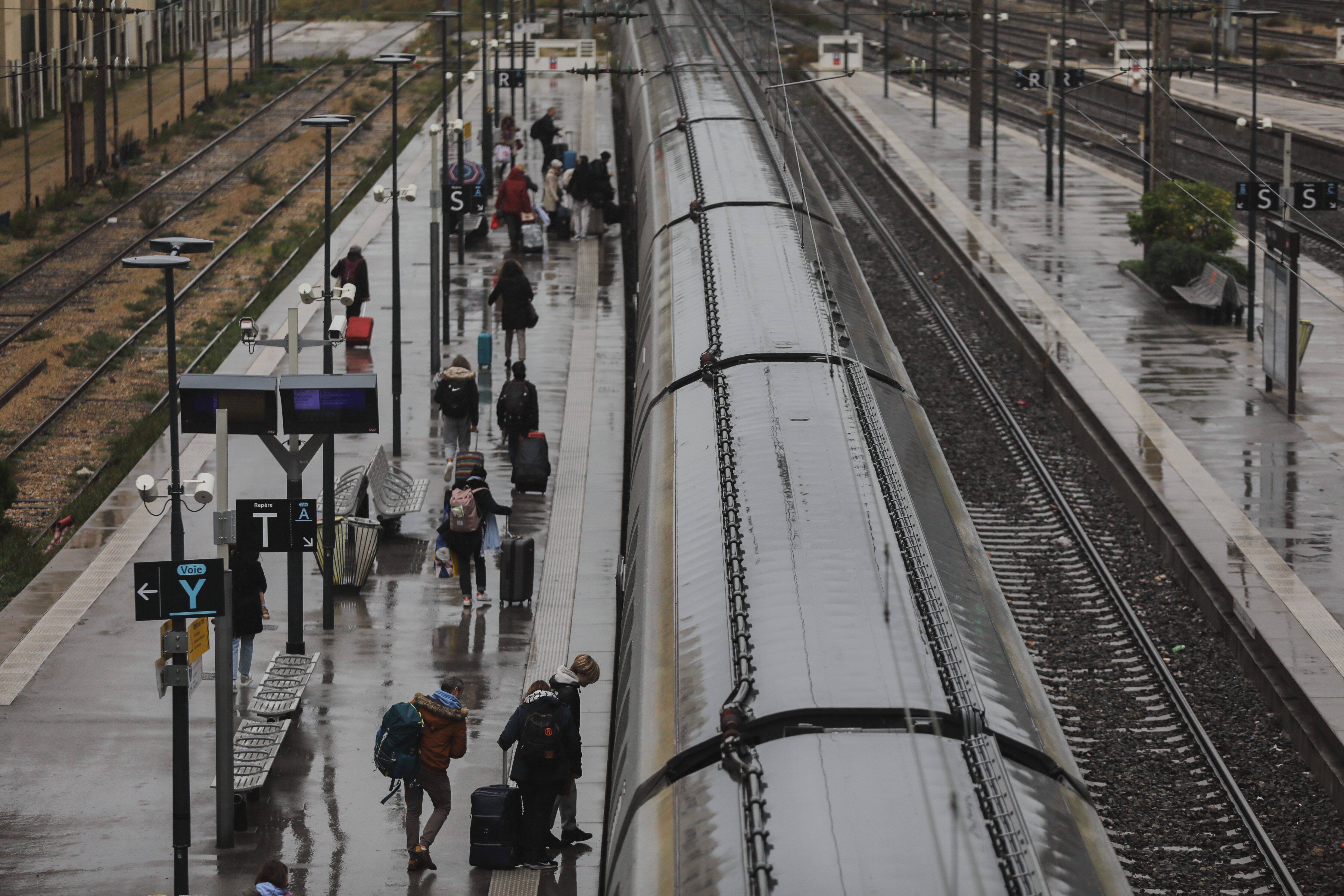 Grève dans les transports: y aura-t-il des trains et des avions pour Noël?