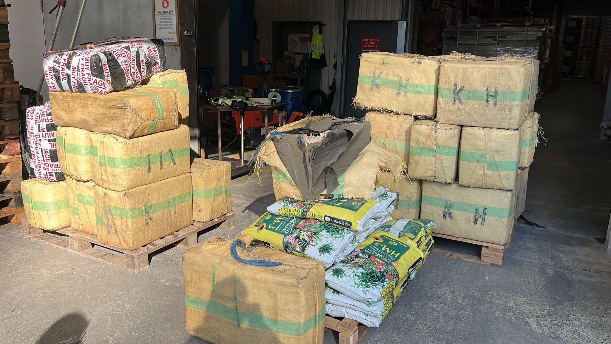 Les douaniers saisissent 1,4 tonne de pollen de cannabis cachée dans un poids lourd sur l'A8