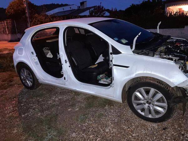 Au petit matin, ils découvrent leur voiture complètement dépecée dans ce village du Var