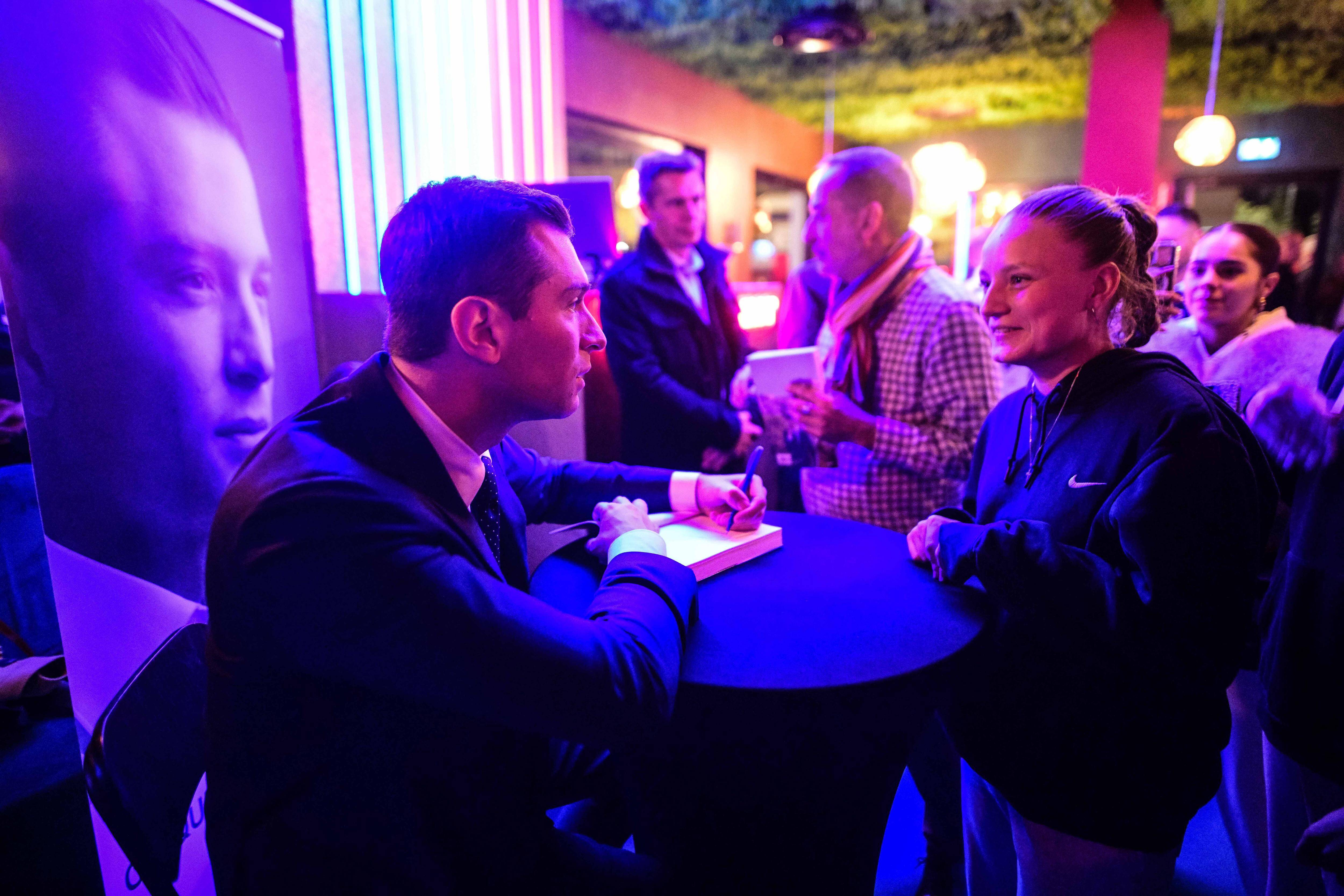 "J'ai un crush pour lui": la folie Jordan Bardella à Toulon, plus de mille fans venus à sa séance de dédicaces