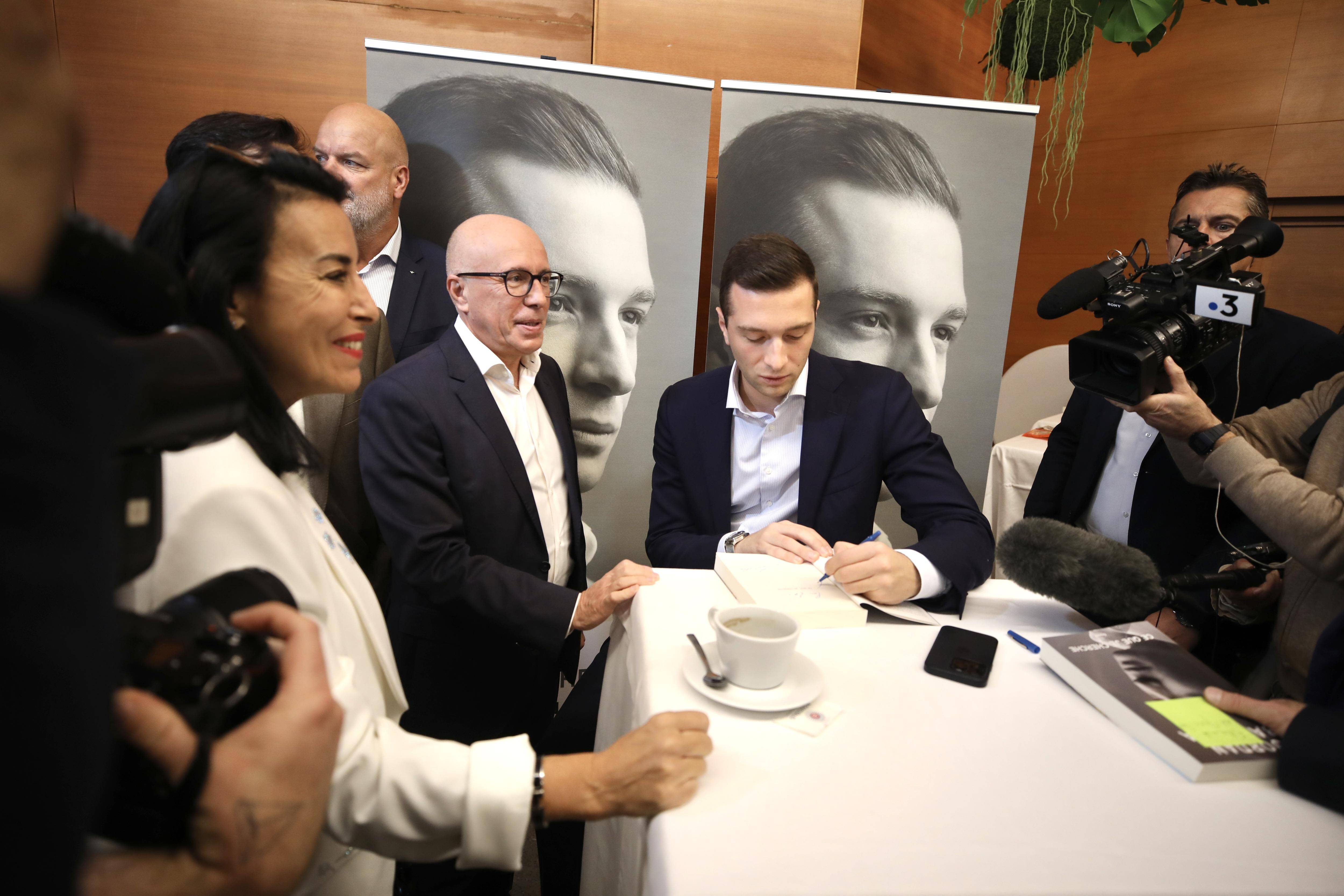 À Nice, Jordan Bardella dédicace à tour de bras en terrain conquis