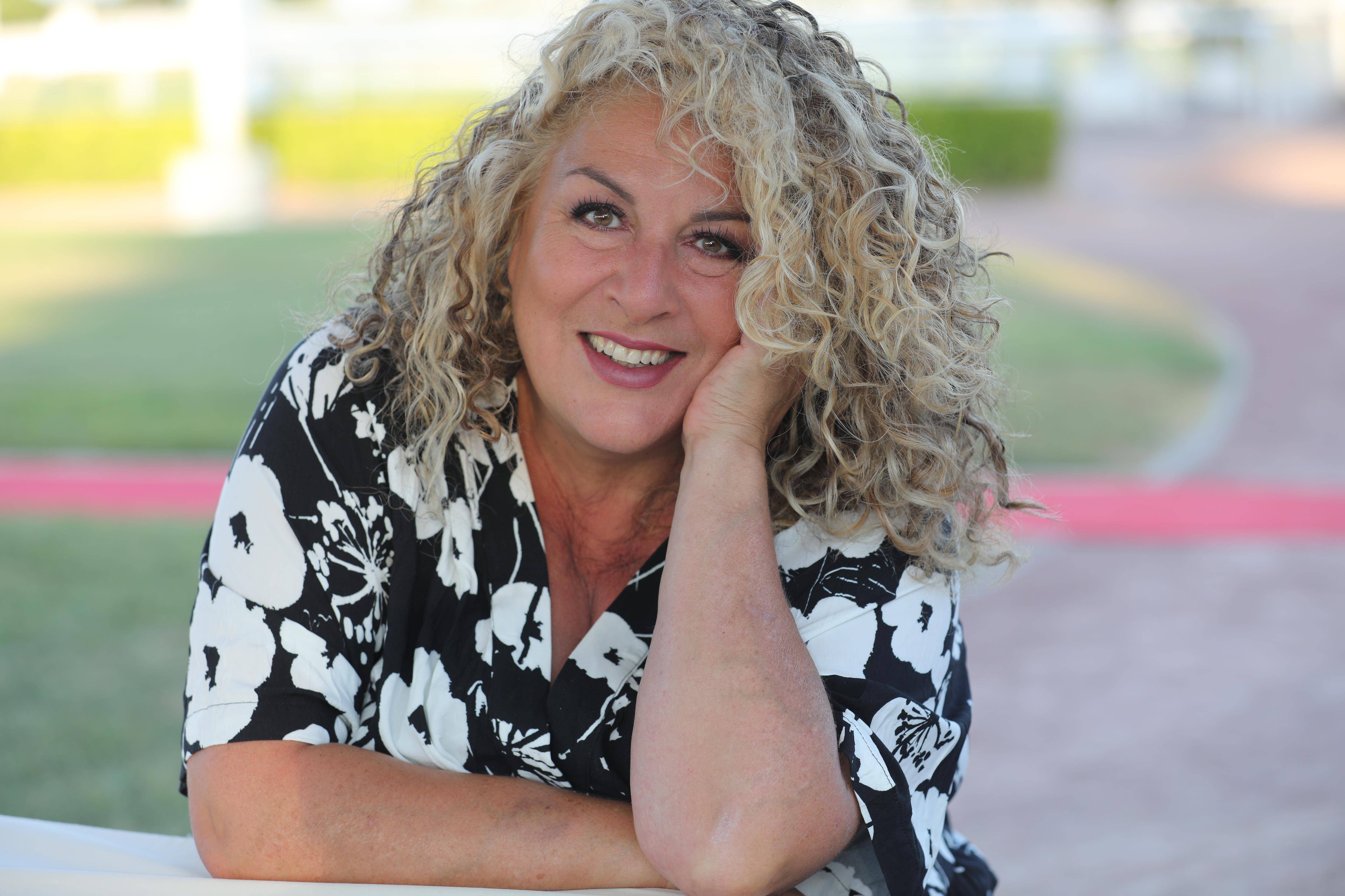 "Je suis une exhibitionniste des sentiments": Marianne James se dévoile avant de monter sur scène à Nice