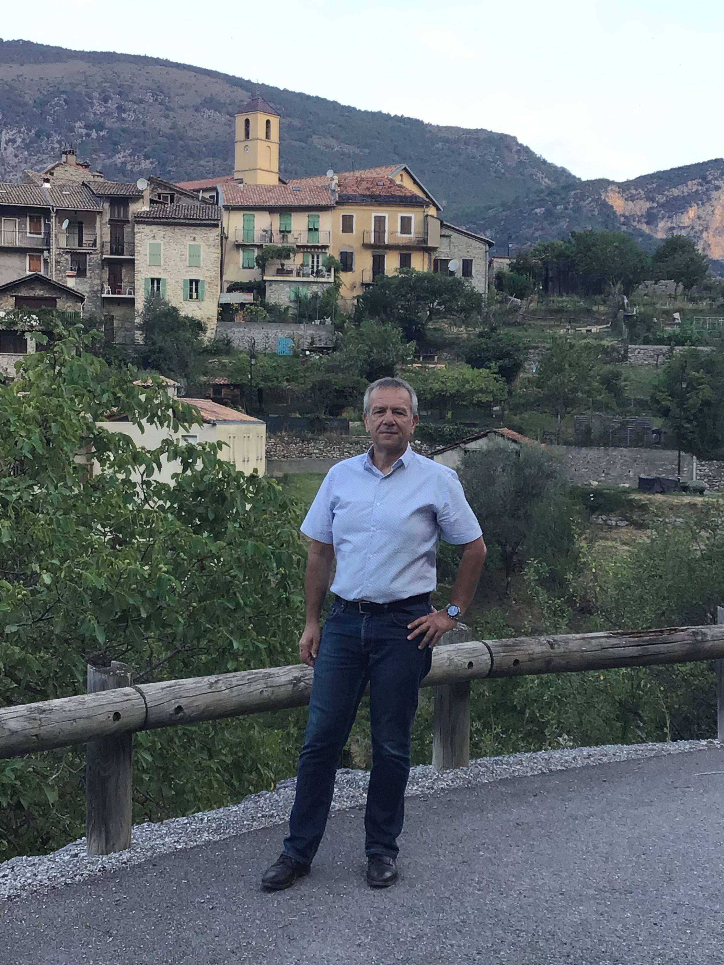 "On se connaît tous, c'est comme une famille": le maire d'un village de l'arrière-pays de Nice raconte sa fonction, son quotidien, ses projets