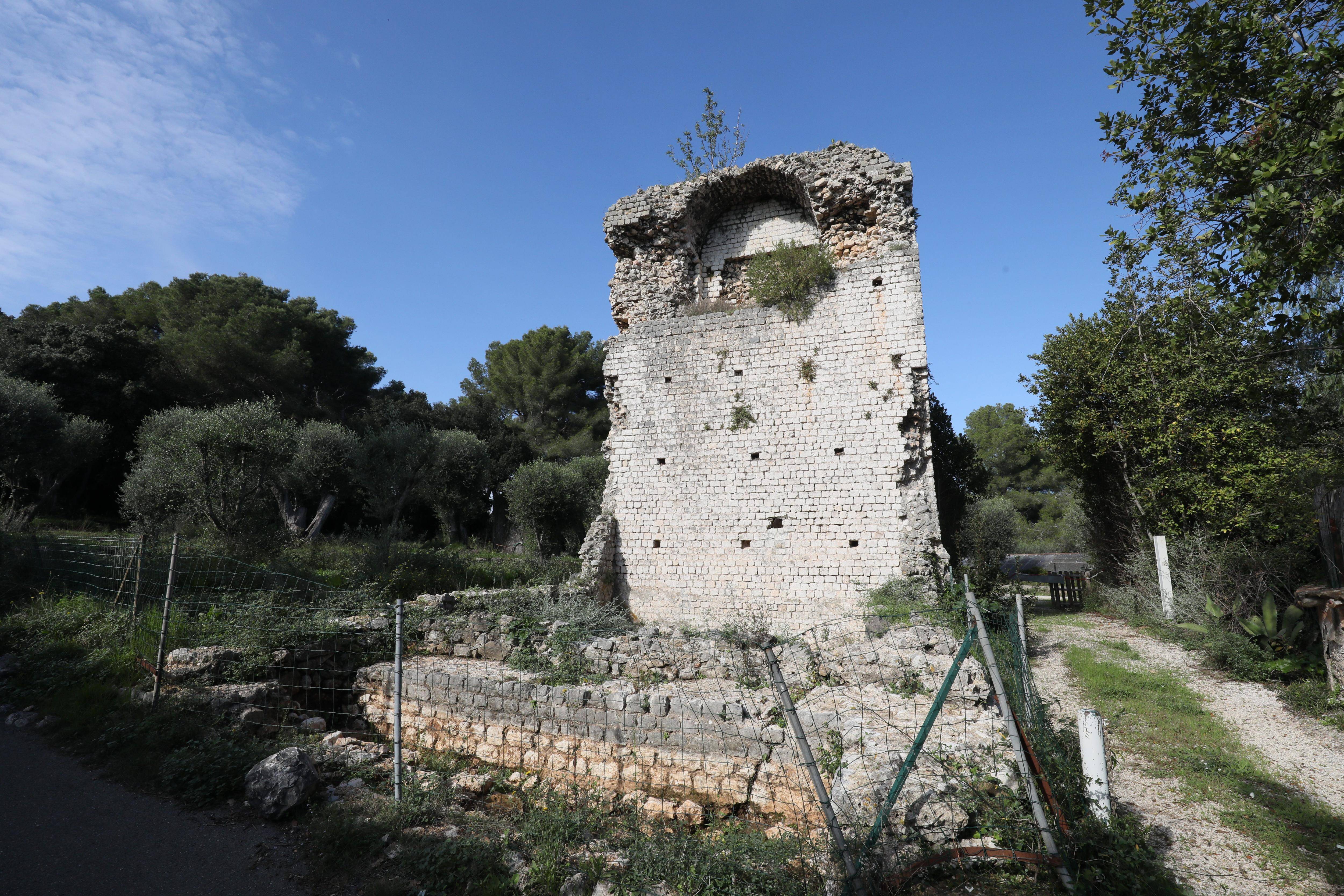 "Sa fonction reste mystérieuse": des fouilles retardent les travaux de réfection de la tour de la Chèvre d'or à Biot