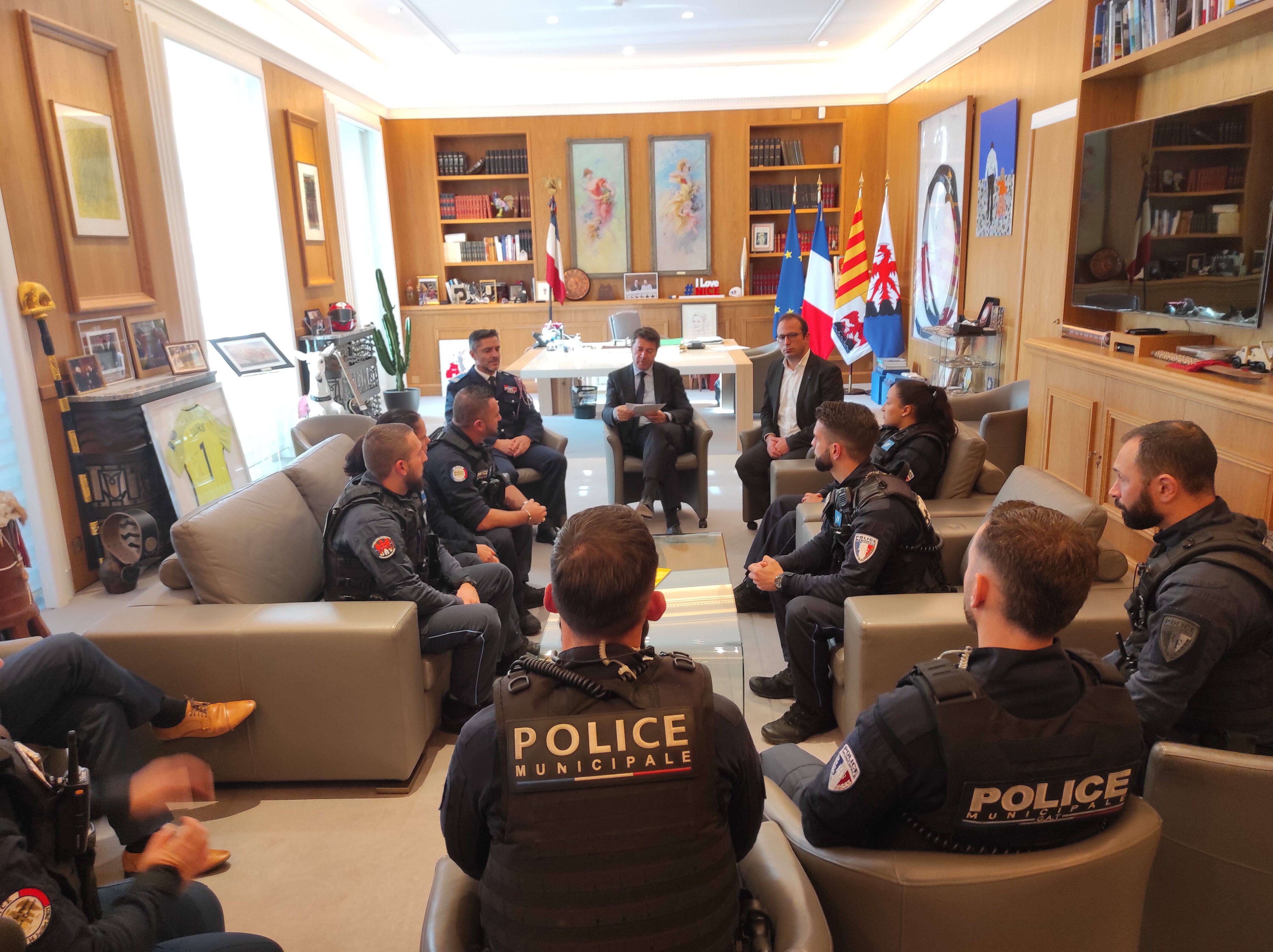 "Il y a beaucoup d'adrénaline, mais il faut garder son sang-froid": un policier municipal raconte son face-à-face avec l'homme armé qui s'est donné la mort dans un parking de Nice dimanche