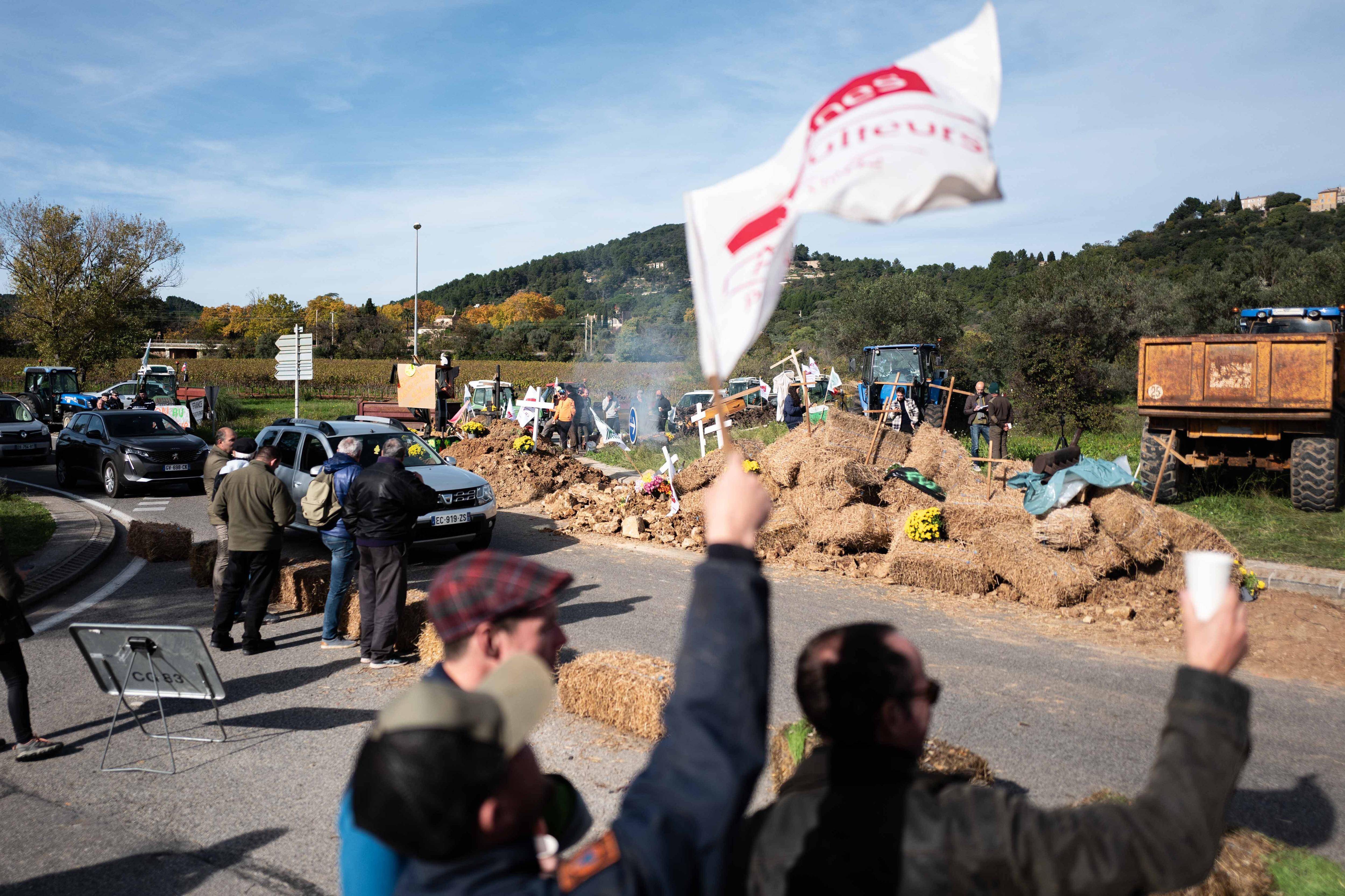 Occupation d'un rond-point stratégique, "feu de la colère"... 200 agriculteurs étaient mobilisés toute la journée au Cannet-des-Maures