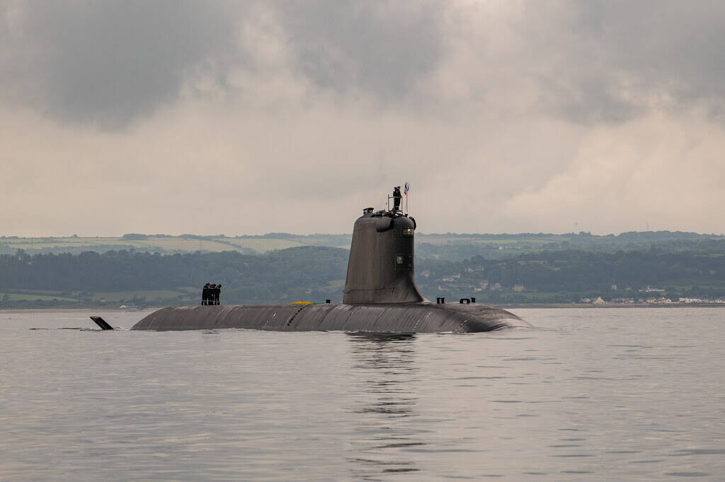 La Marine nationale prend possession du sous-marin nucléaire d'attaque Tourville, qui sera basé à Toulon