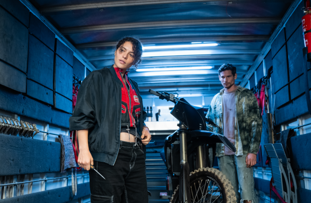 "Je savais que le projet allait être dingue": la jeune actrice Ava Baya surprend dans le nouveau film d'action français "GTMAX" sur Netflix