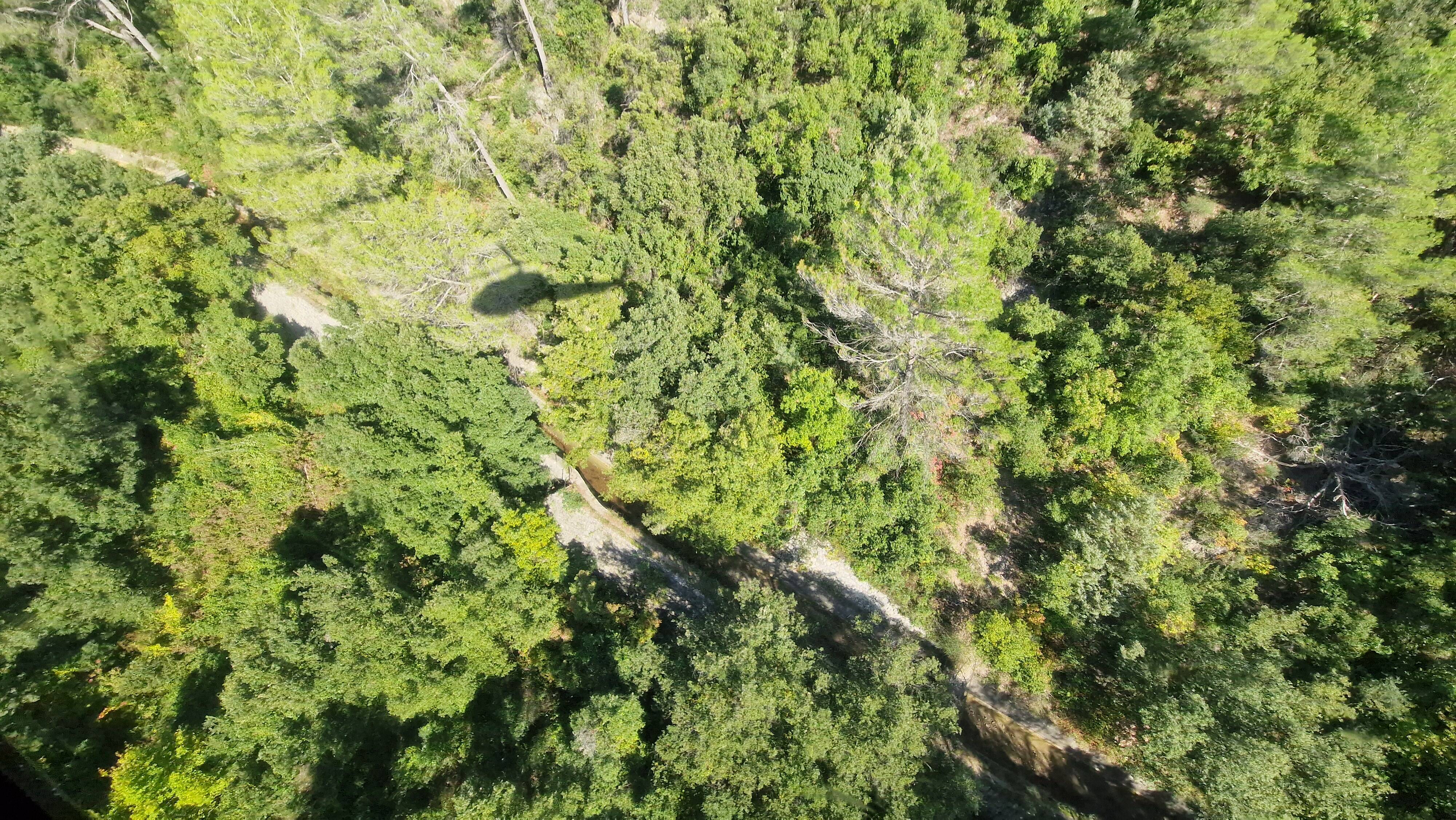 Un hélico au service de l'eau: endommagé par les intempéries, le Canal de la Siagne doit être remis en état