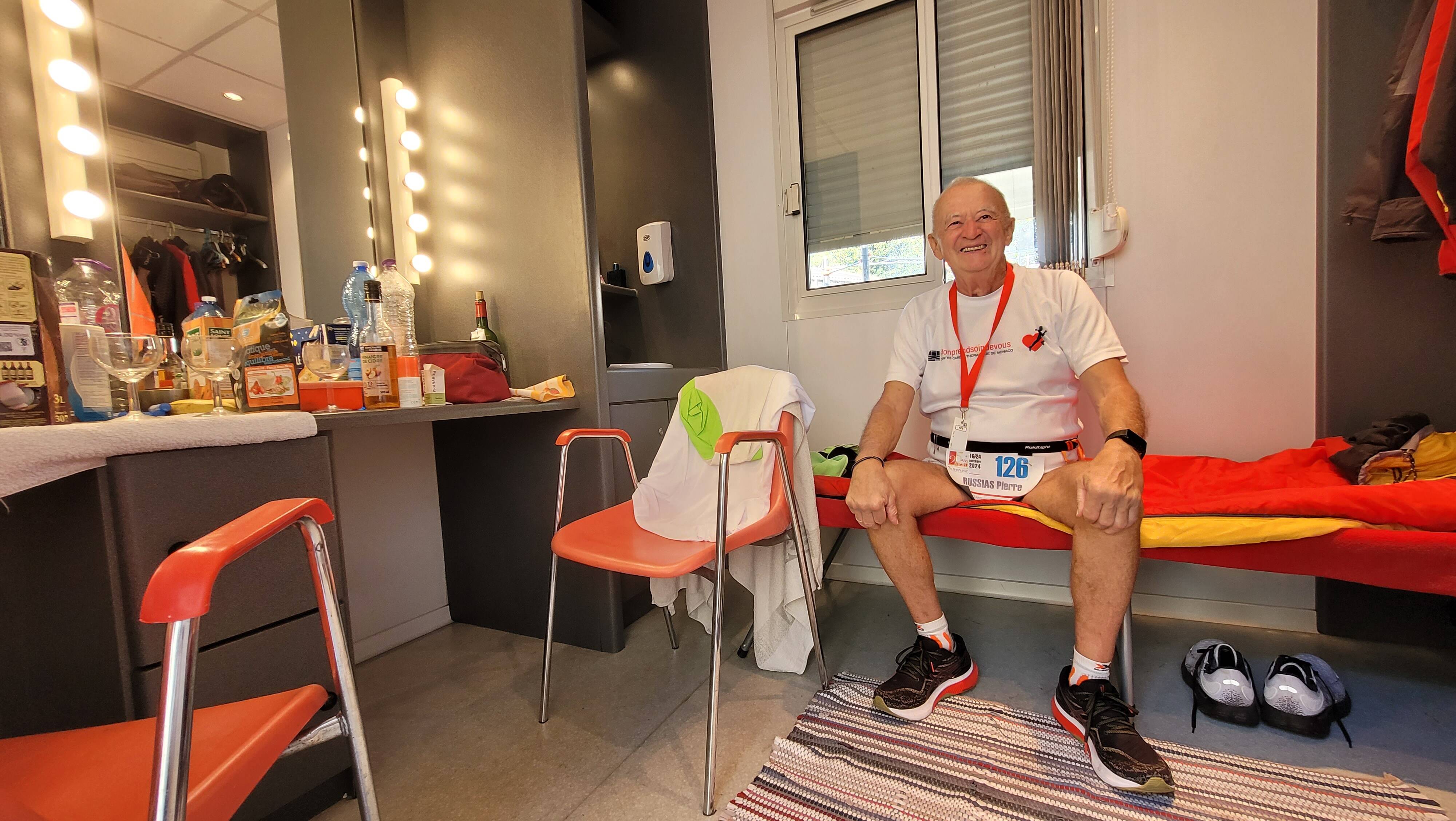 "Je n'ai jamais connu une chose pareille", on a suivi ces seniors qui courent jour et nuit tout au long de la No Finish Line Monaco et dorment sur place