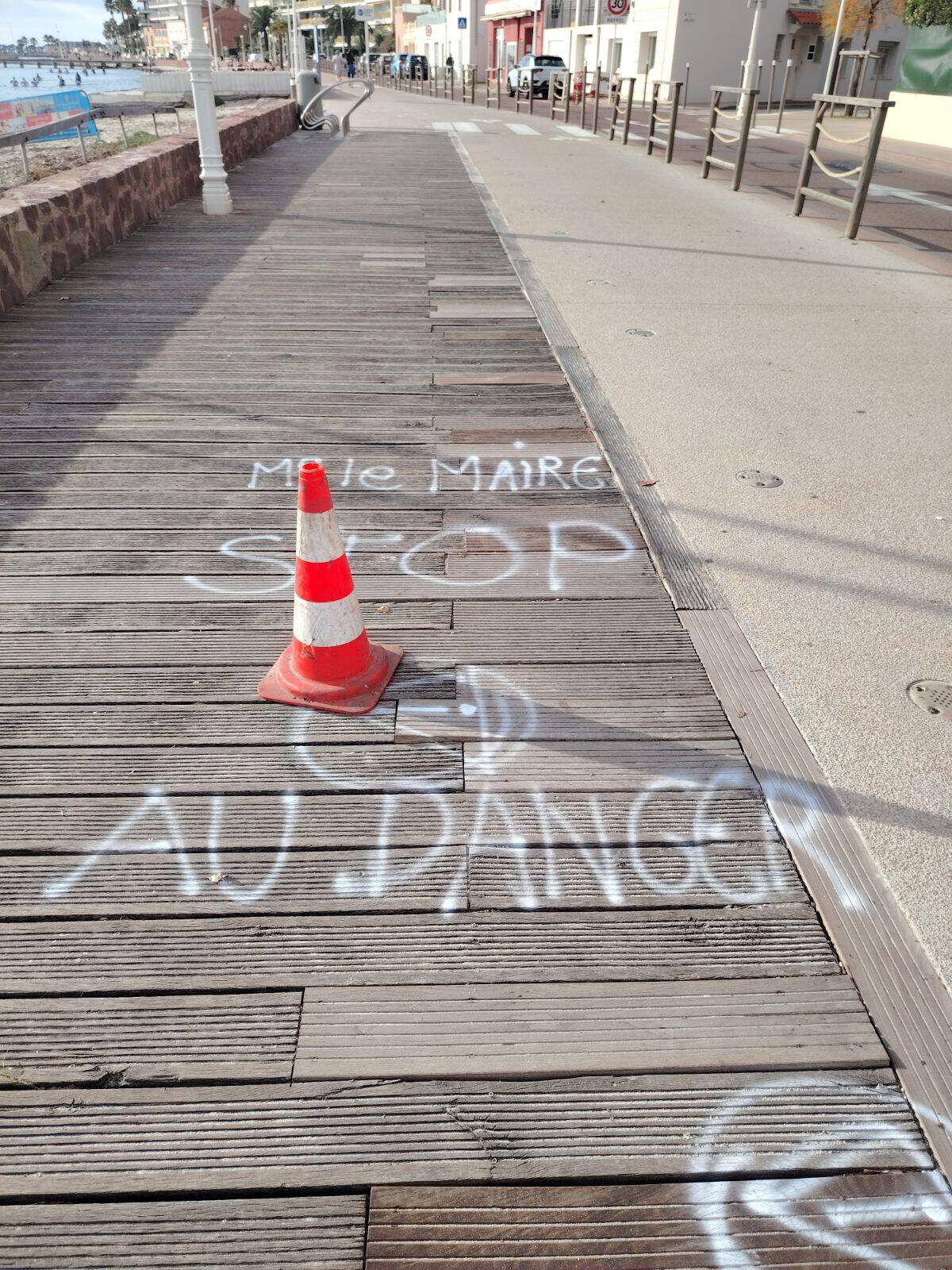 "Monsieur le maire, stop au danger!": la grogne des promeneurs de ce boulevard du bord de mer à Cannes