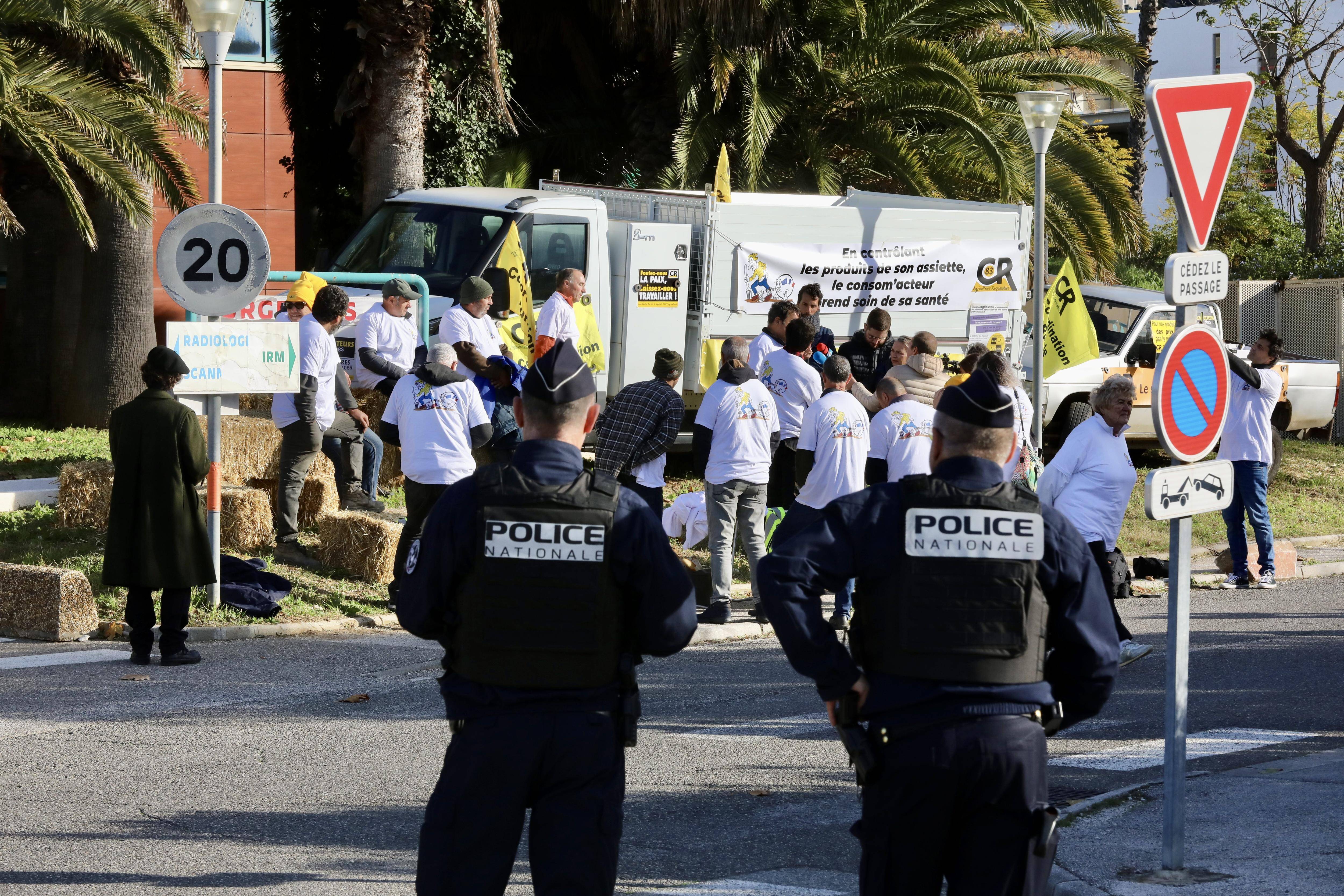 "C'est simple, pour nous, le Mercosur c'est non!": les agriculteurs mobilisés devant le centre hospitalier d'Hyères