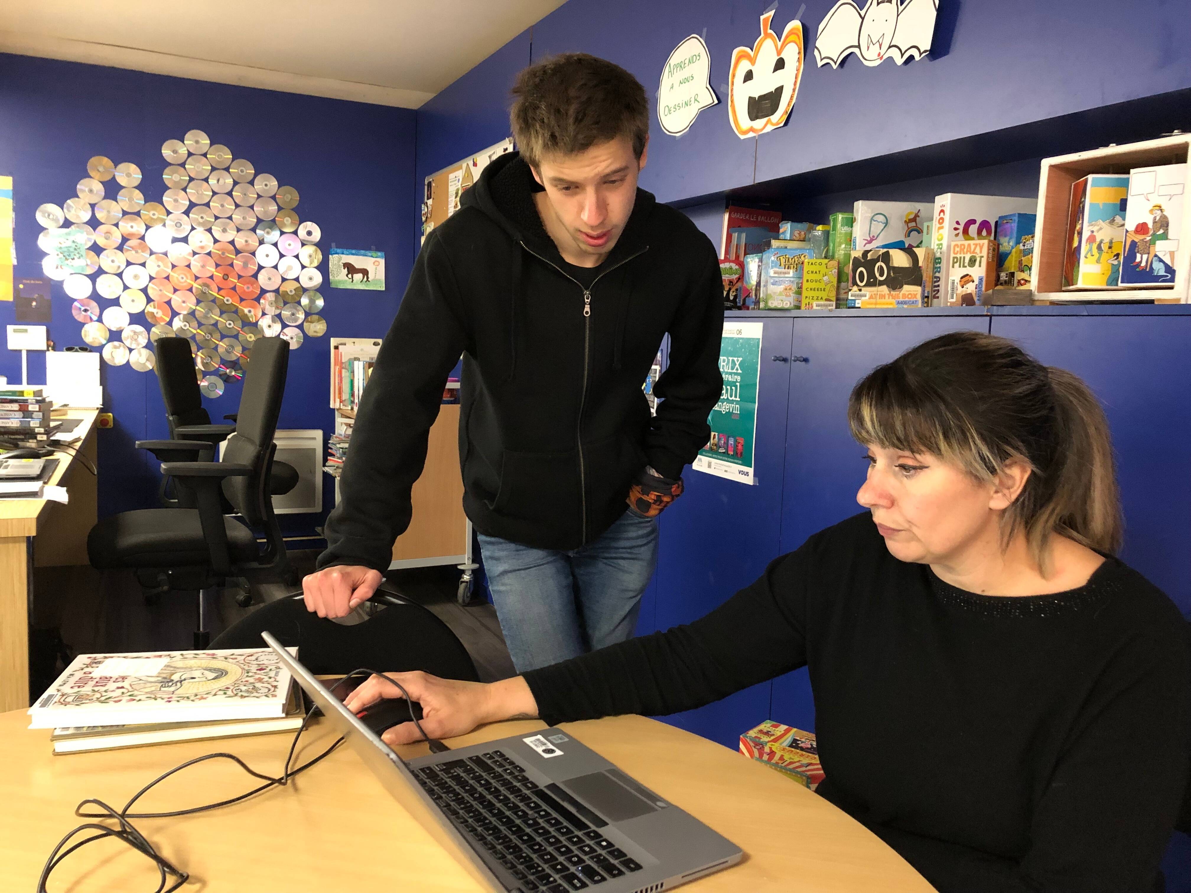 "Cela me permet de développer des compétences": en service civique à la médiathèque de Tende, Lughan, 18 ans, raconte son expérience