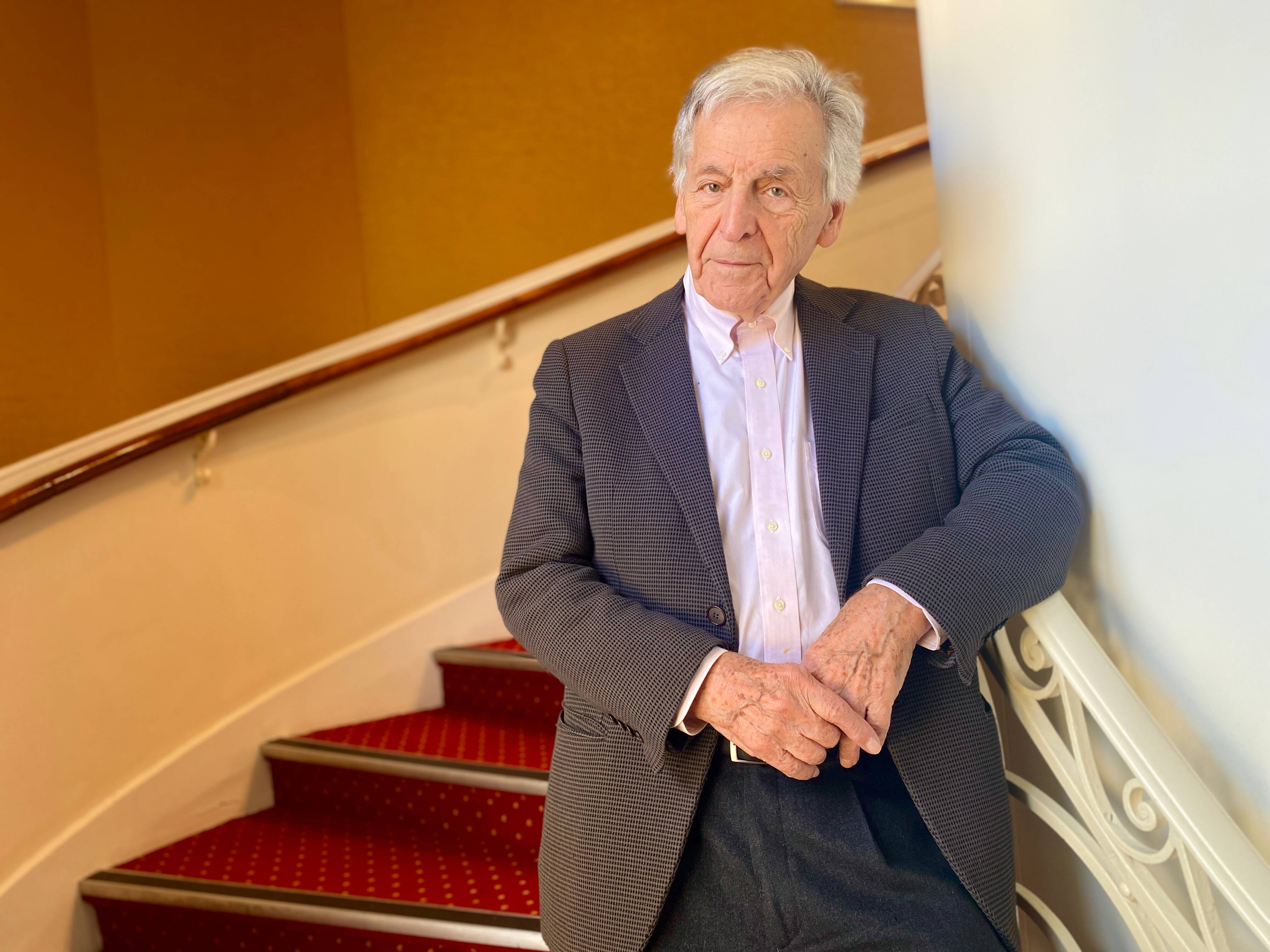 "Il faut pouvoir partir dignement..." Costa-Gavras à Cannes pour présenter son dernier film avec Kad Merad et Denis Podalydès