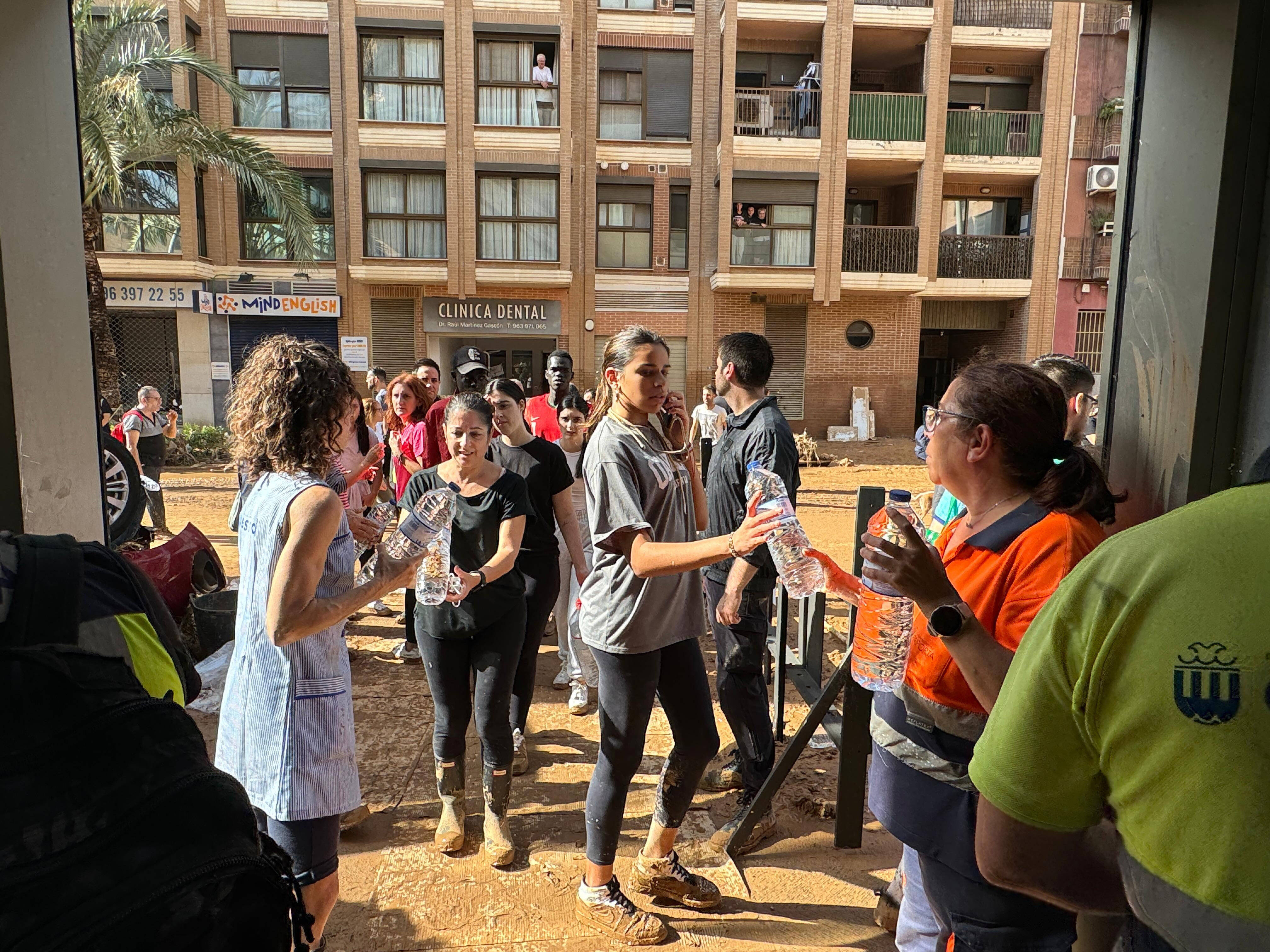 "Espagne solidaridad": un groupe de bénévoles azuréens part en mission dans la région de Valence pour aider les sinistrés