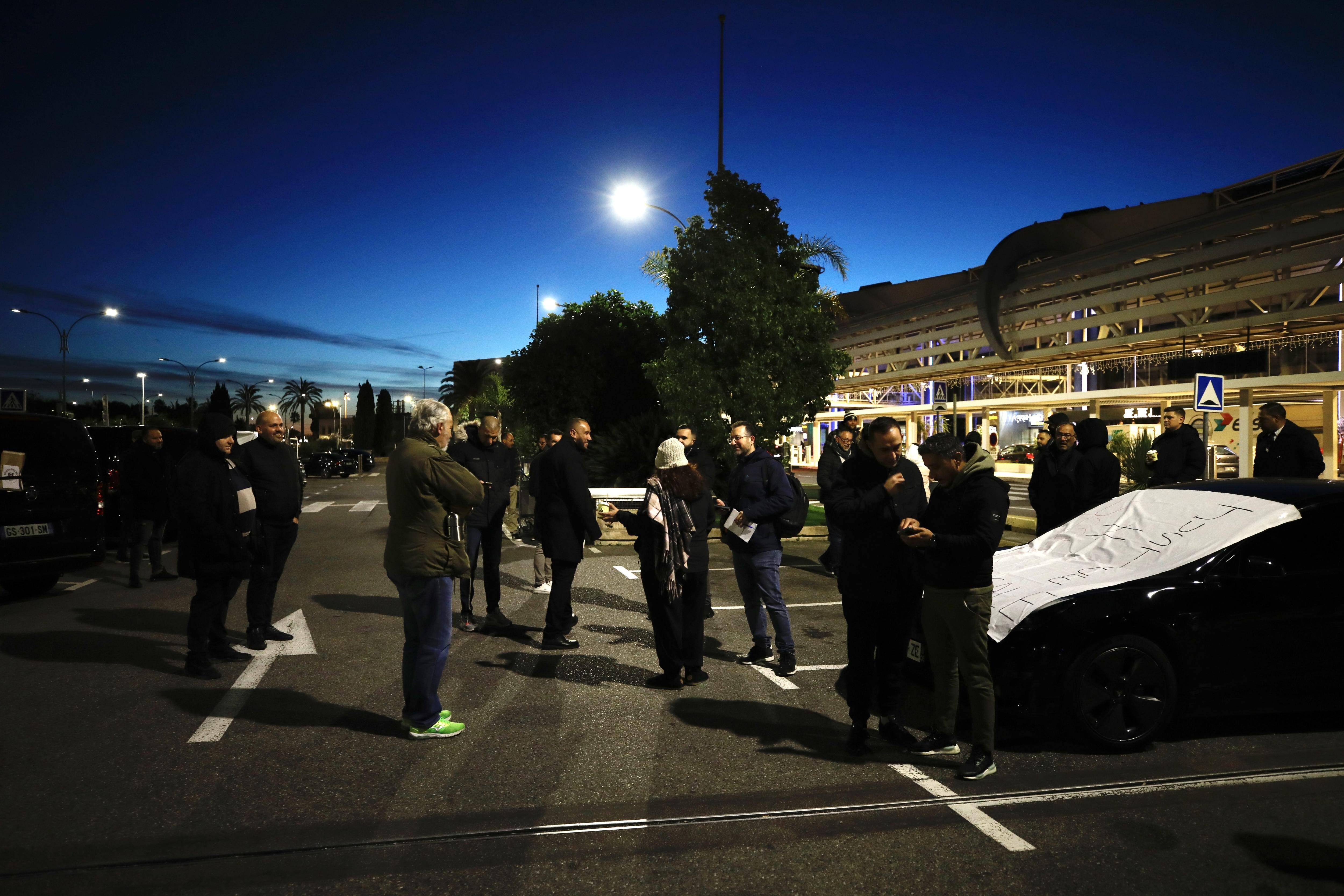 "C'était l'un des plus beaux métiers du monde, c'est devenu une voie de garage": l'amertume des chauffeurs VTC, vent debout à l'aéroport Nice Côte d'Azur