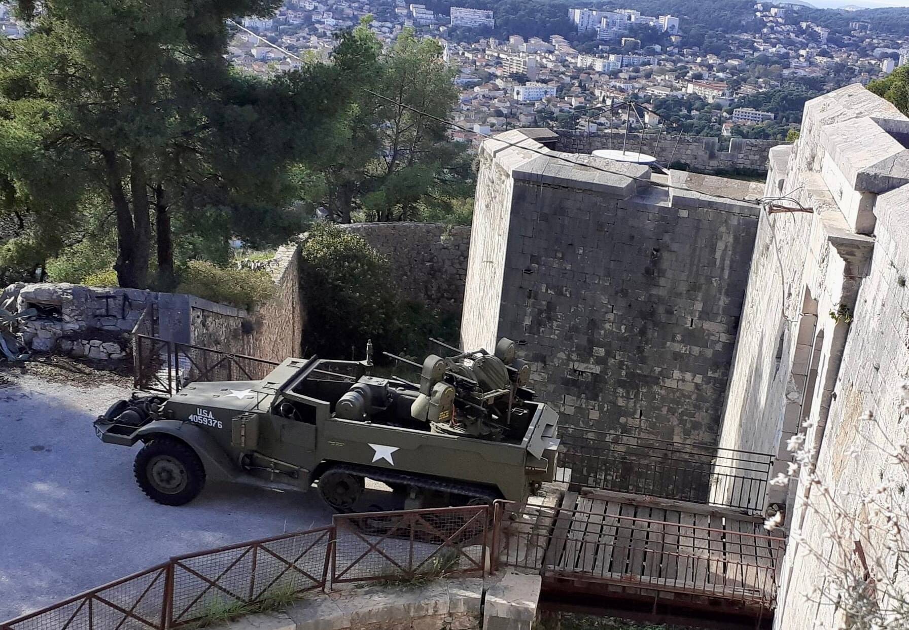 In Toulon, the first military vehicles arrive at the Grand Saint-Antoine fort