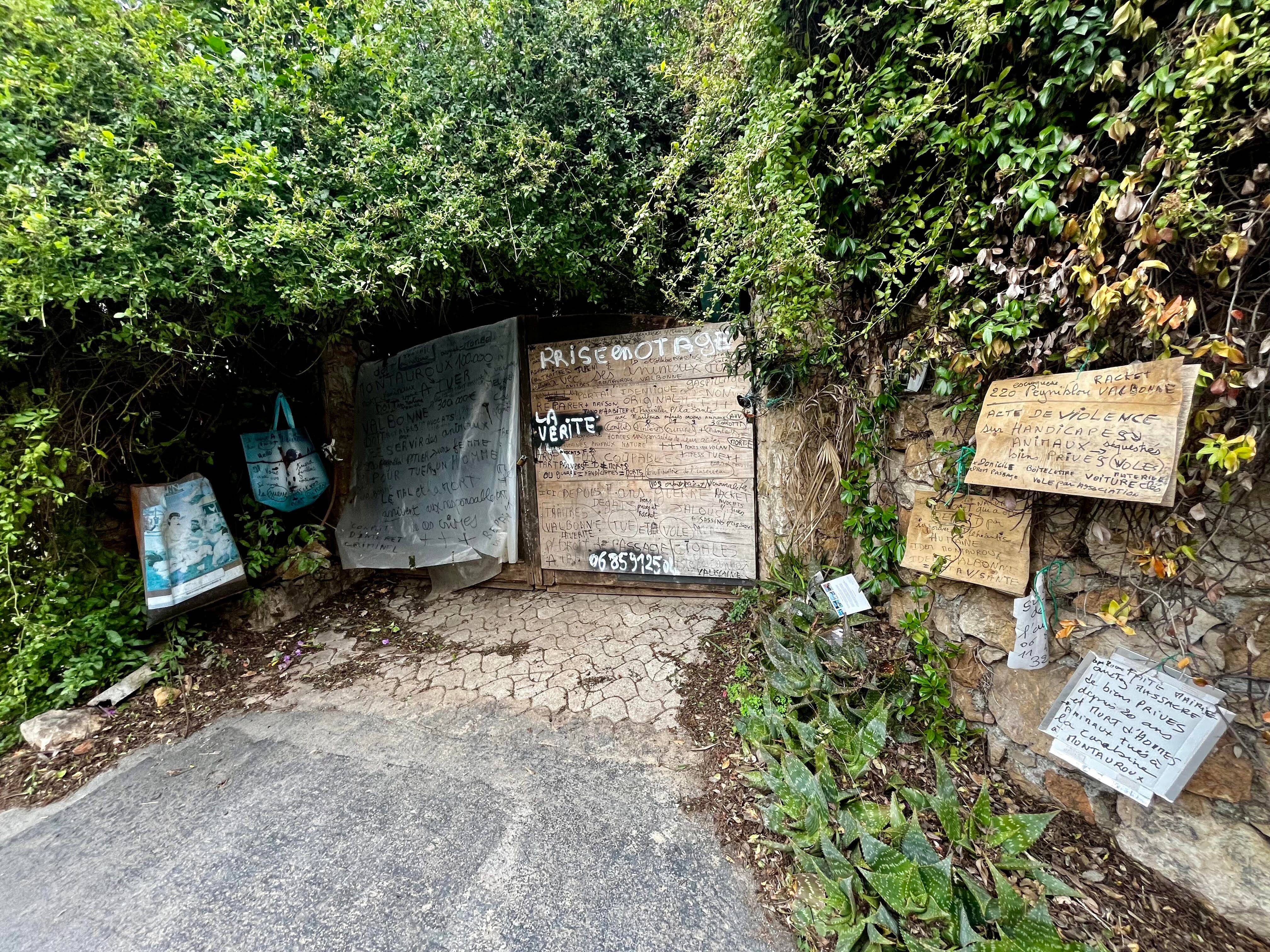 "Des pigeons morts sur les portails": elle "collectionnait" dans des conditions terribles une centaine d'oiseaux dans ses maisons à Antibes et Montauroux