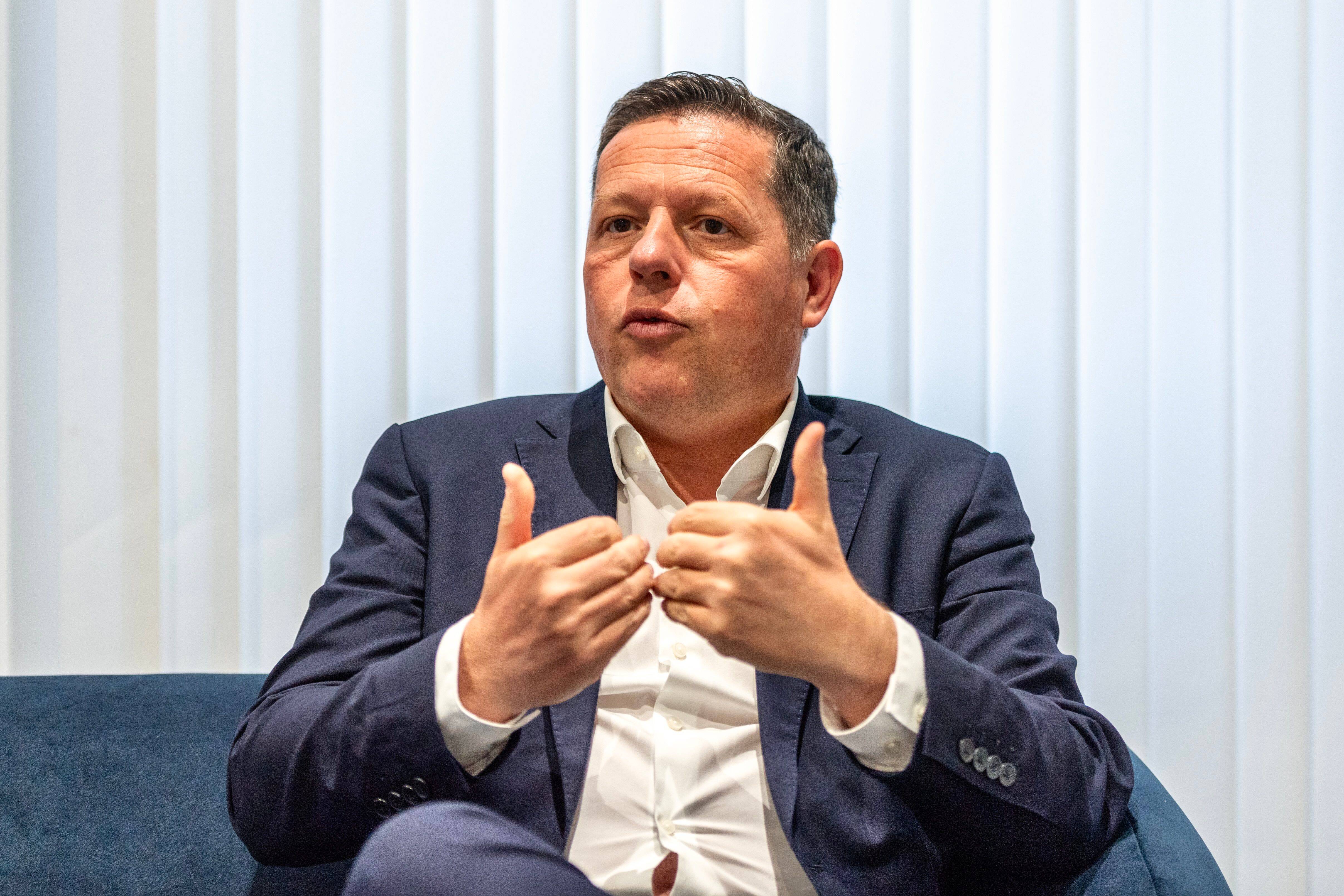 Après l'ouverture d'une enquête par la justice, le maire de Saint-Raphaël Frederic Masquelier défend le management au sein de sa mairie