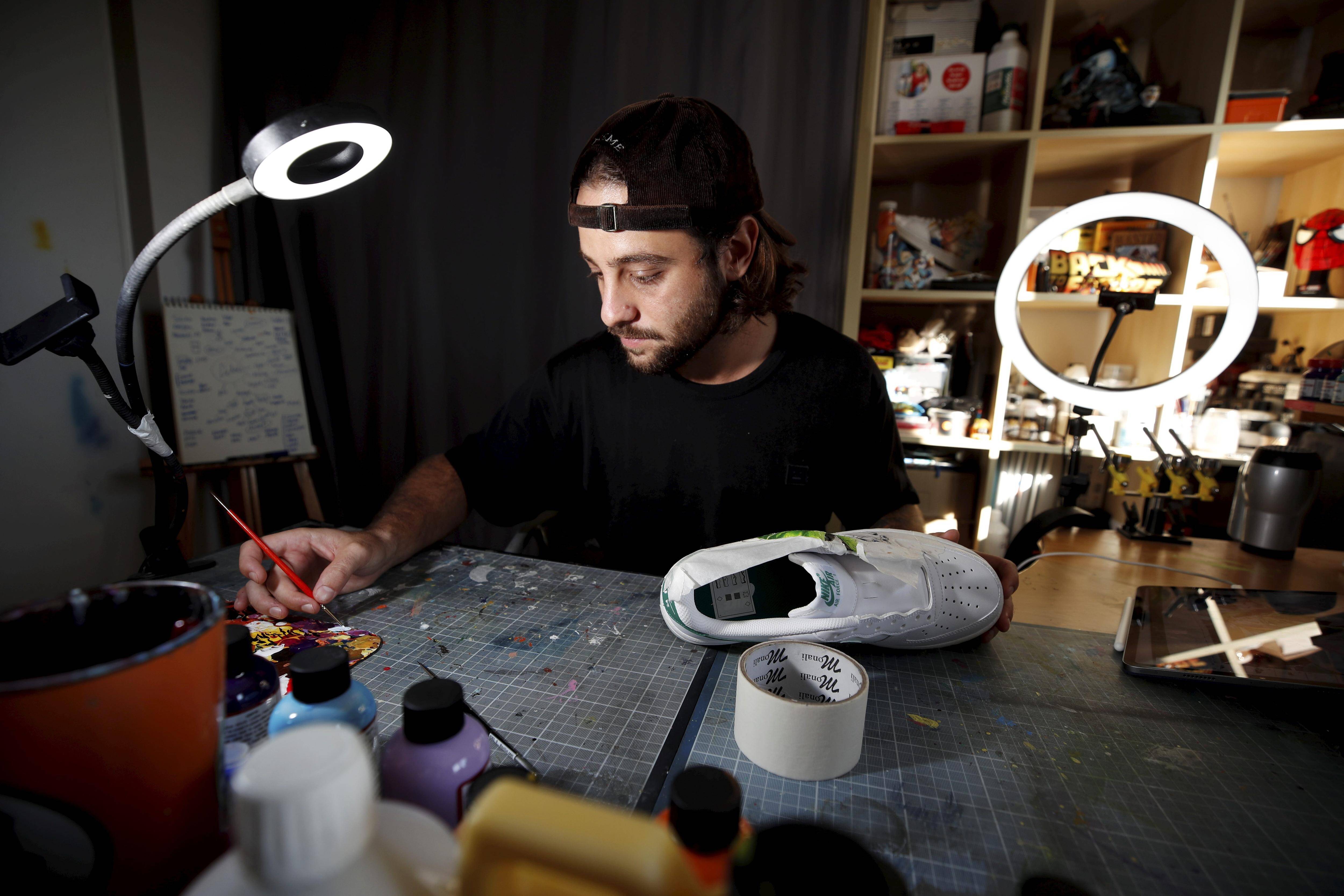 Cet artiste azuréen cartonne en customisant des sneakers et des manettes de consoles à la main