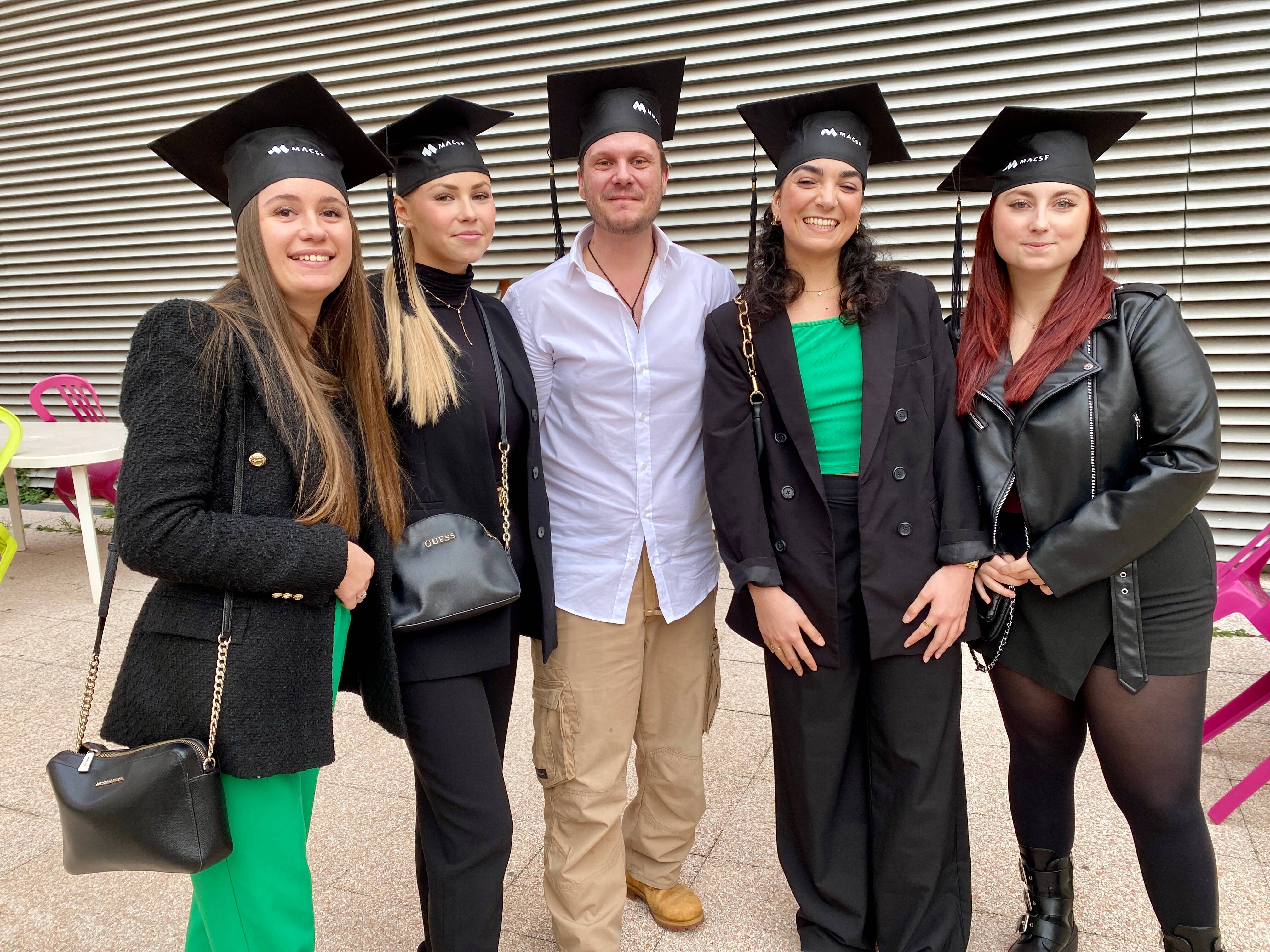 "Un métier difficile, en connaissance de cause...": les infirmiers fraîchement diplômés à Cannes raconte leur vocation