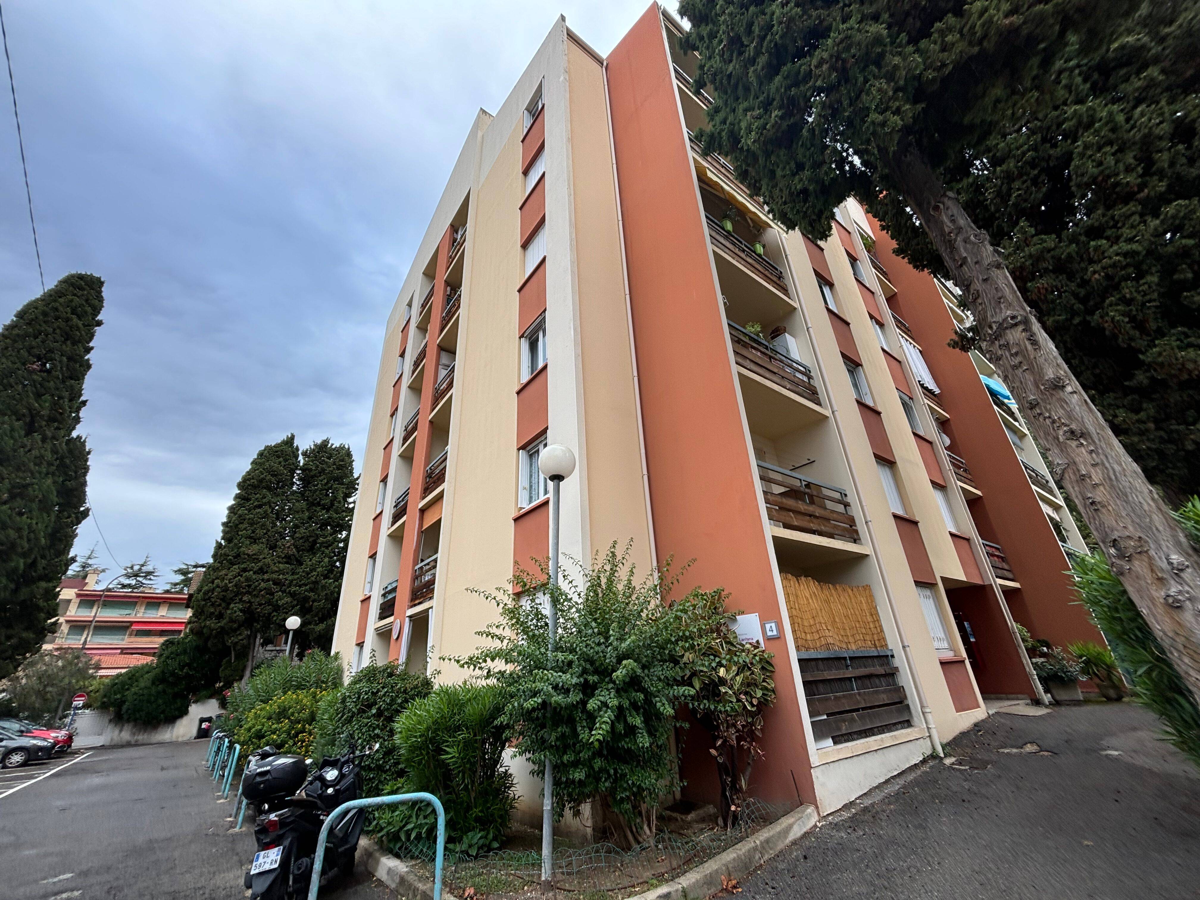 "Je ne peux plus vivre comme ça": le ras-le-bol des locataires du Logis familial à Menton