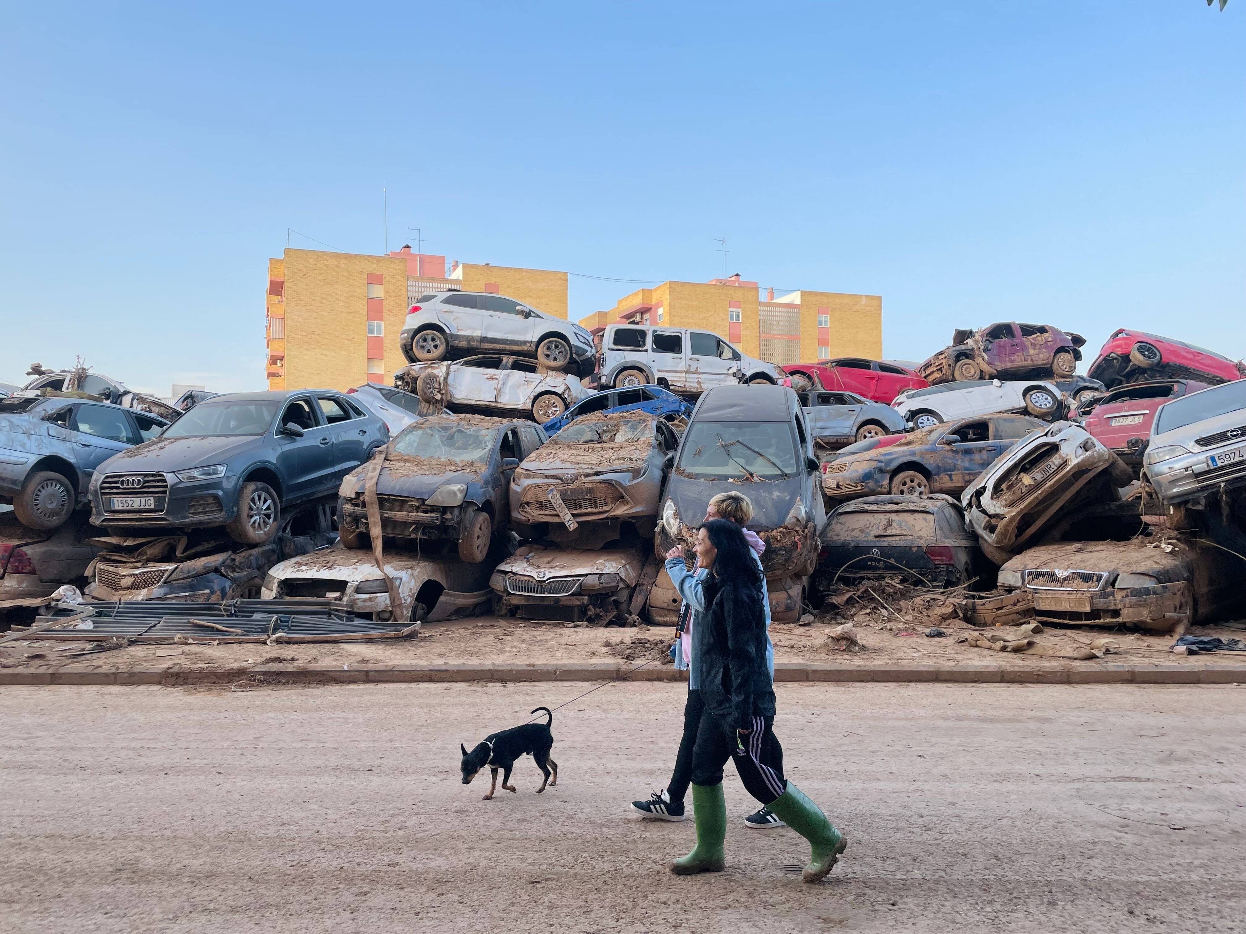 "Il faudra six mois pour revenir à la normale": à Paiporta la sinistrée, les citoyens privés d'eau potable se retrouvent autour de l'aide alimentaire