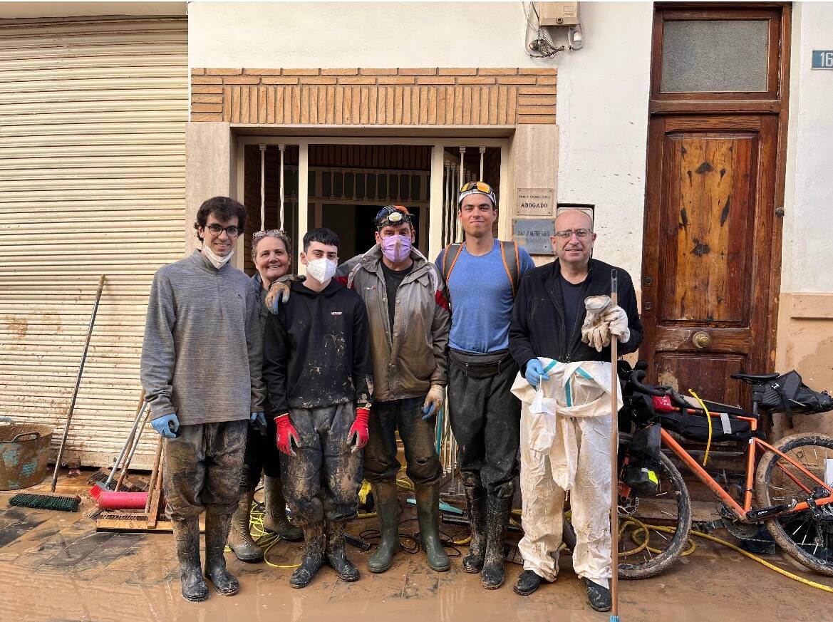 "Ça m'a rappelé les images de la Vésubie": en plein tour de la Méditerranée à vélo, ce Varois a aidé les sinistrés après les inondations dans la région de Valence