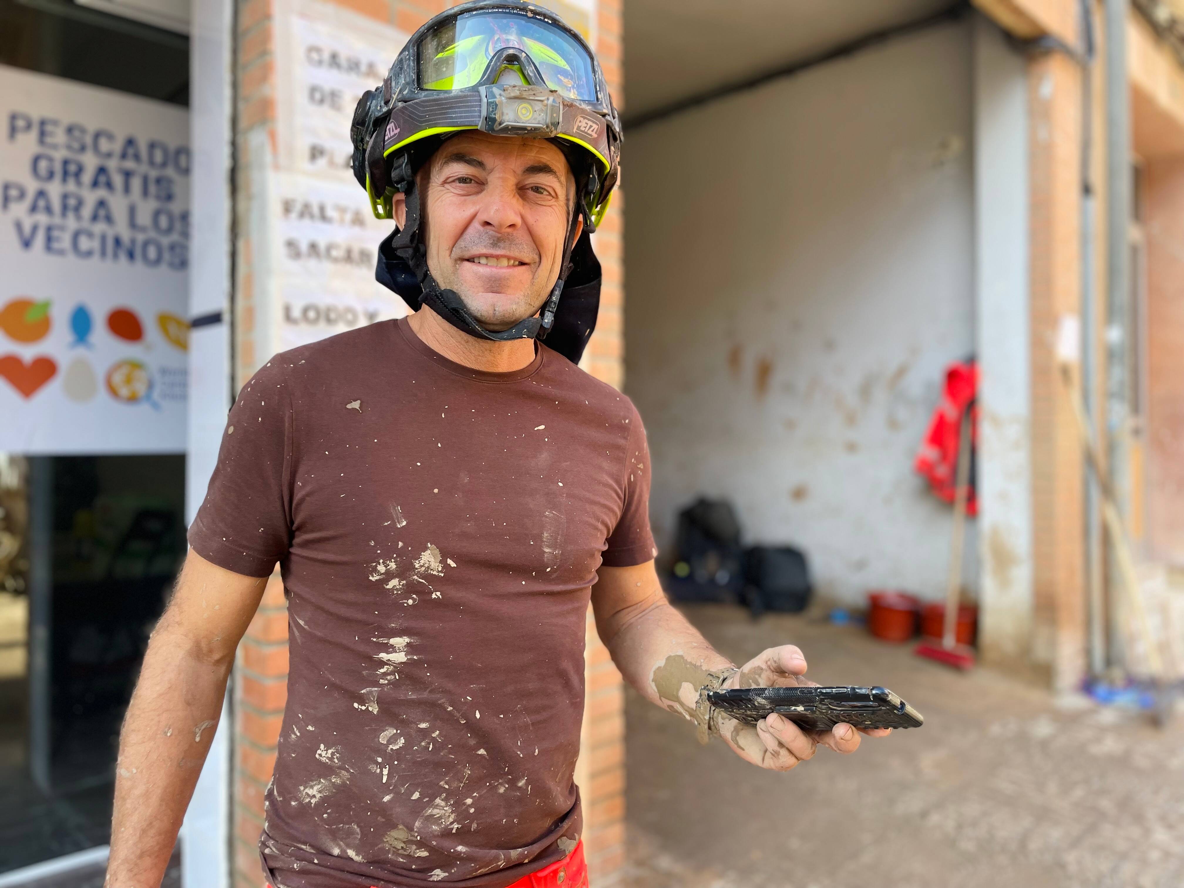 Passé du Var à Valence, Claude, un pompier forestier aux côtés des bénévoles azuréens venus aider les sinistrés à Paiporta