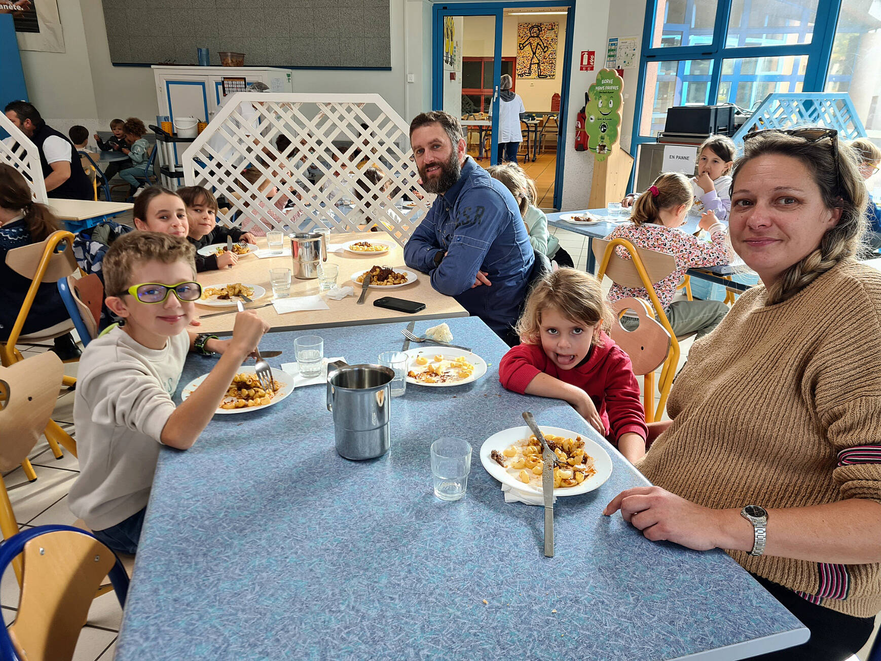 "On peut enfin déjeuner ensemble": à l'école de la Croix-Valmer, les parents mangent avec leurs enfants