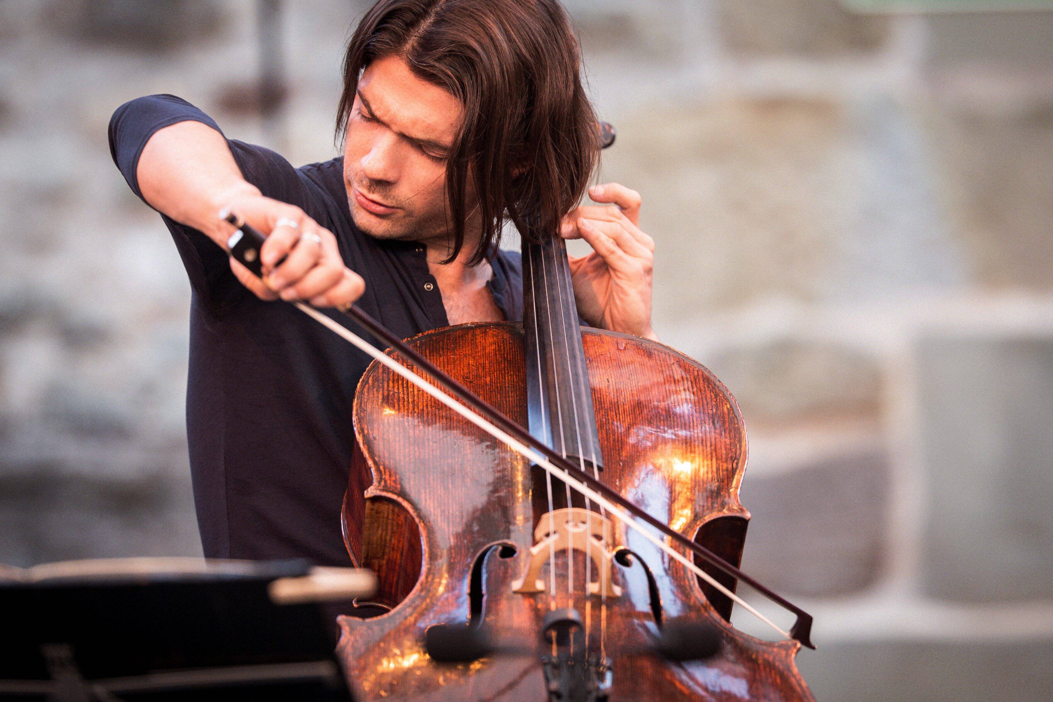 Gautier Capuçon et son violoncelle à Monaco ce dimanche avant le concert de réouverture de Notre-Dame de Paris