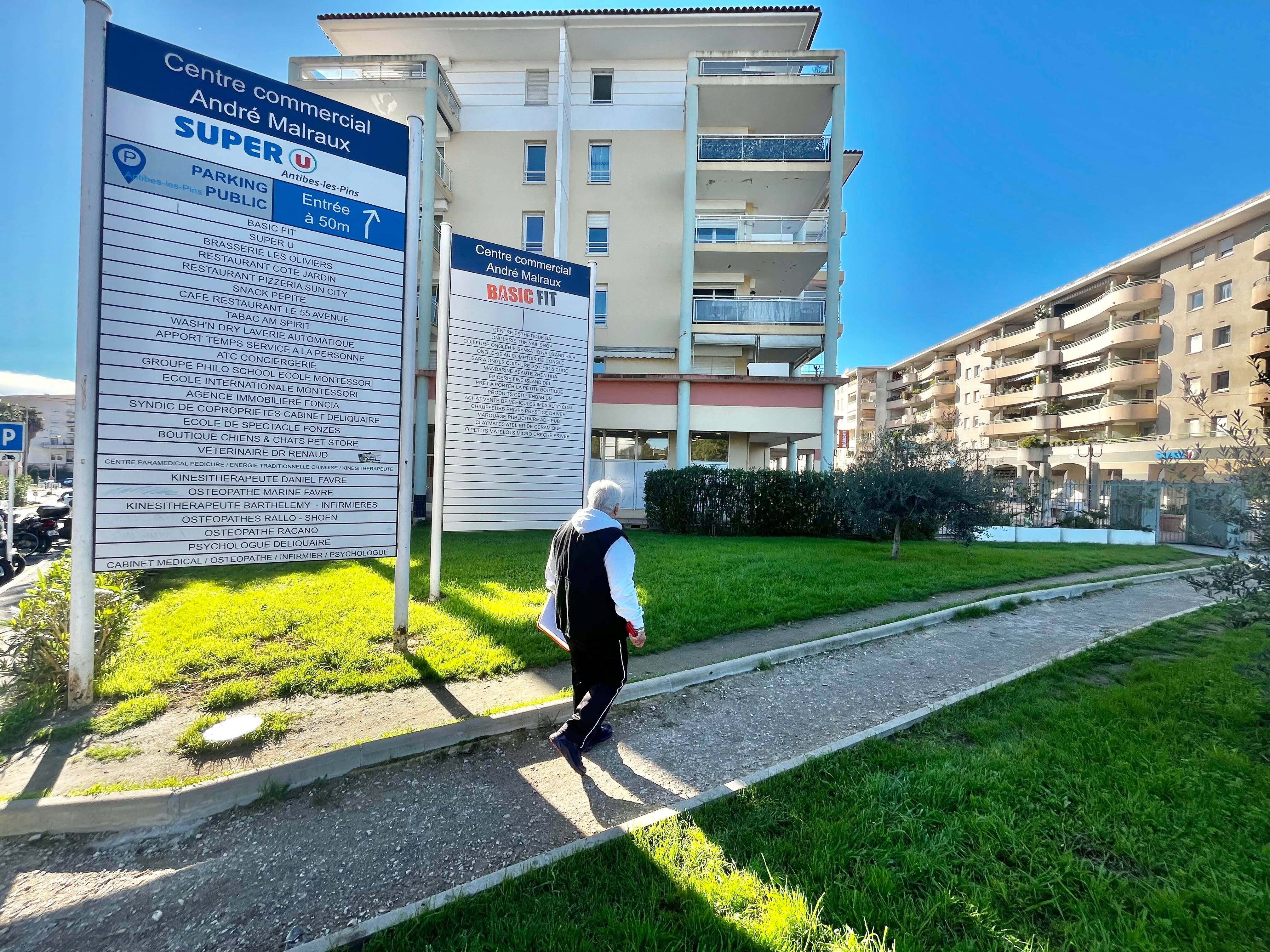 "C'est indigne", ce riverain dénonce l'état d'un chemin qui mène à un centre commercial de Juan-les-Pins
