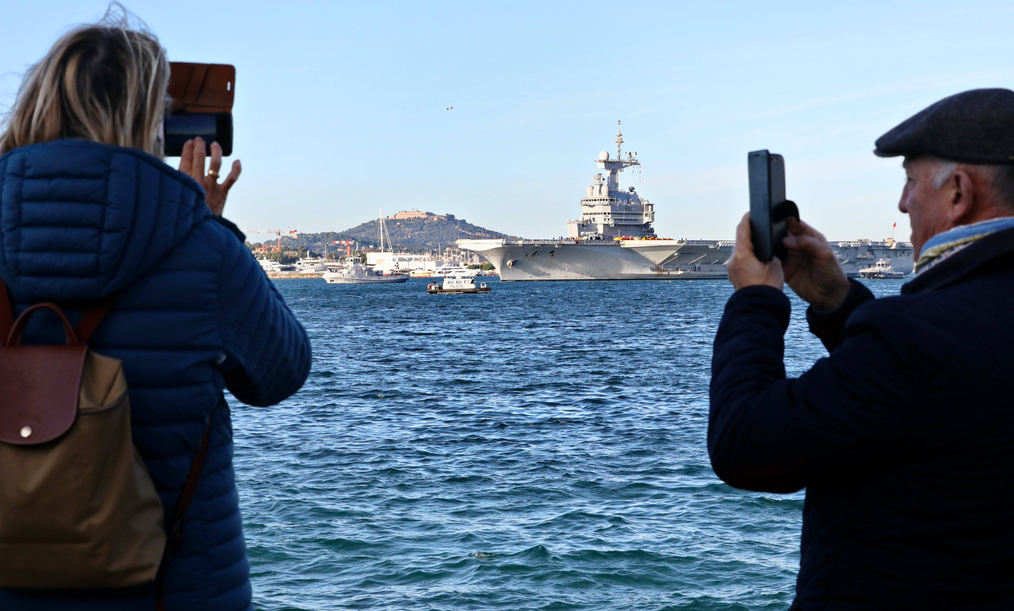 "C'est toujours difficile quand on est face au départ": les familles de marins ont dit au revoir au Charles-de-Gaulle à Toulon, parti pour une mission cruciale