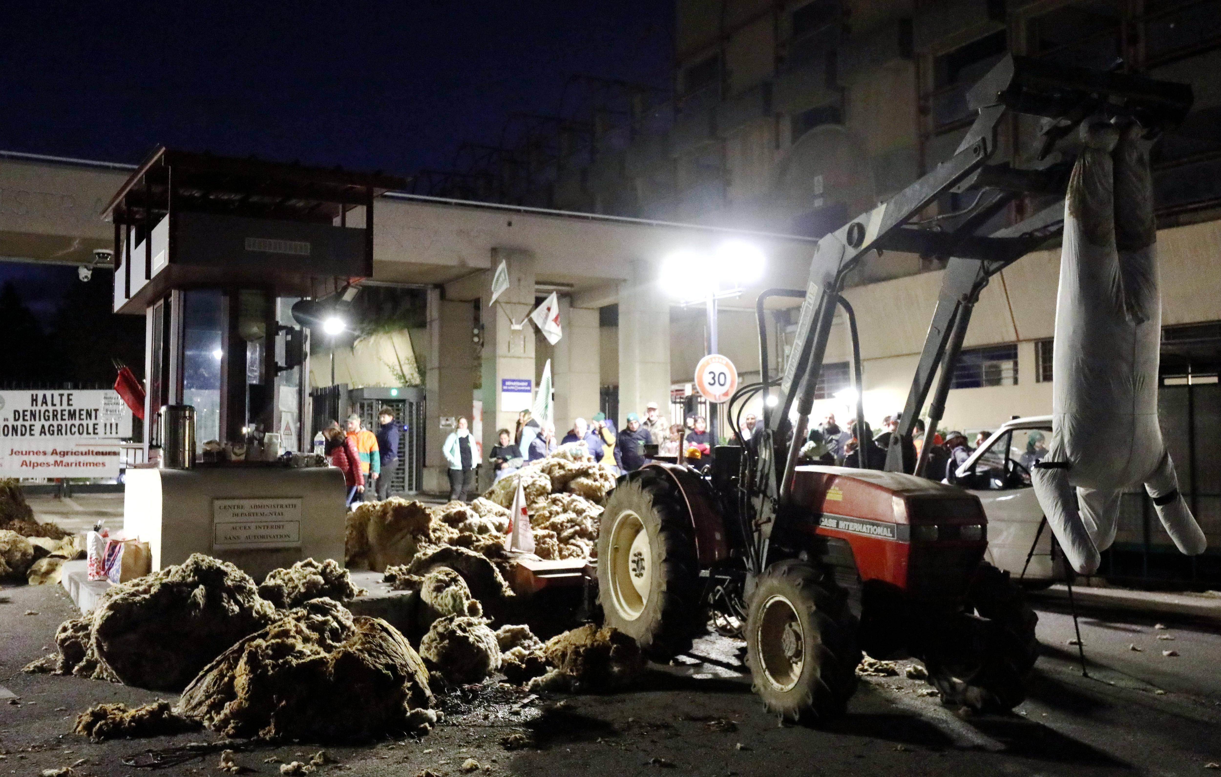 "Laissez-nous travailler", la colère des agriculteurs de la Côte d'Azur mobilisés ce jeudi à Nice