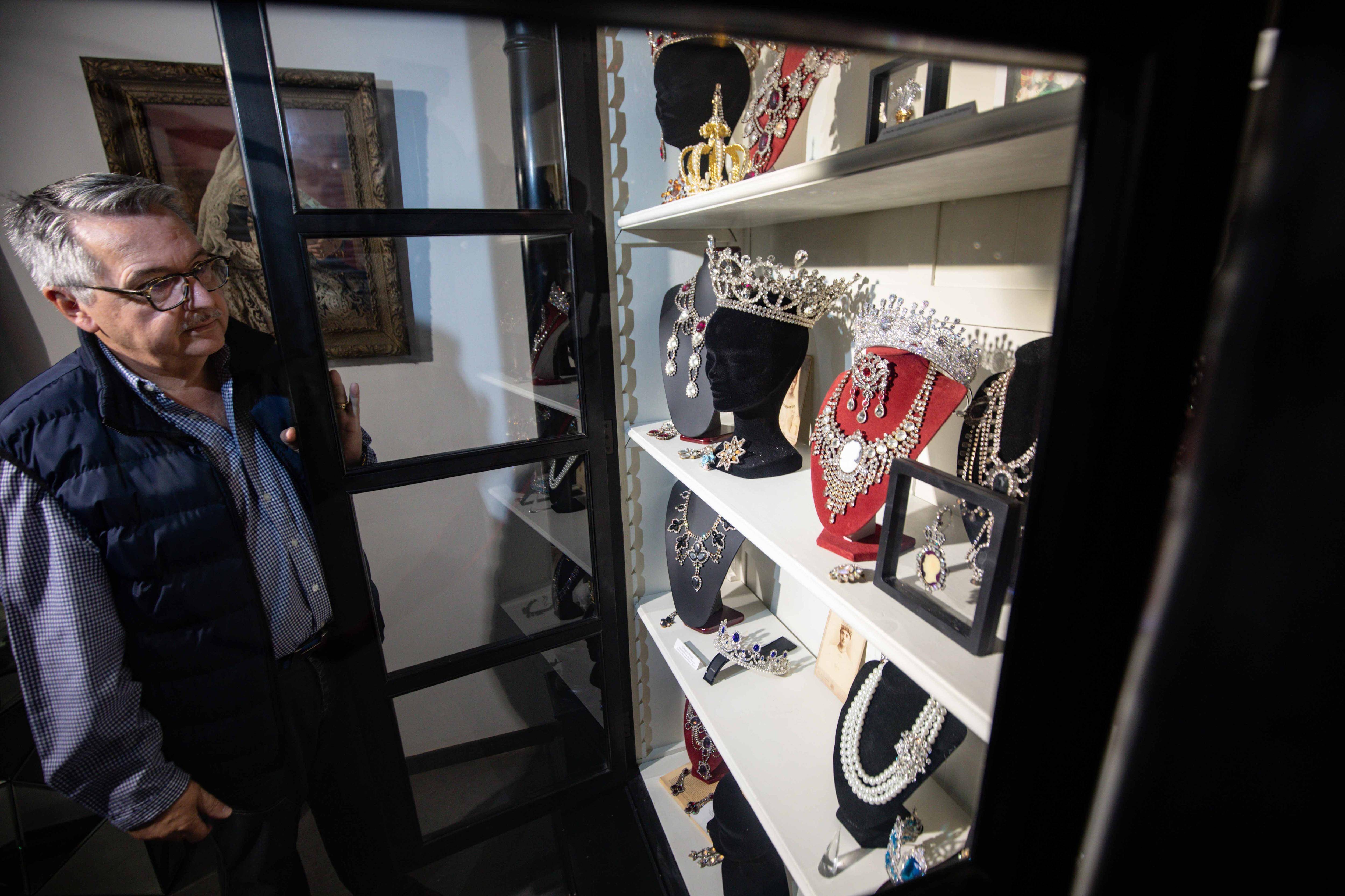 "C'est marqué dans la vitrine que ce sont des reproductions!": à Hyères, les braqueurs volent les faux bijoux de la reine Victoria