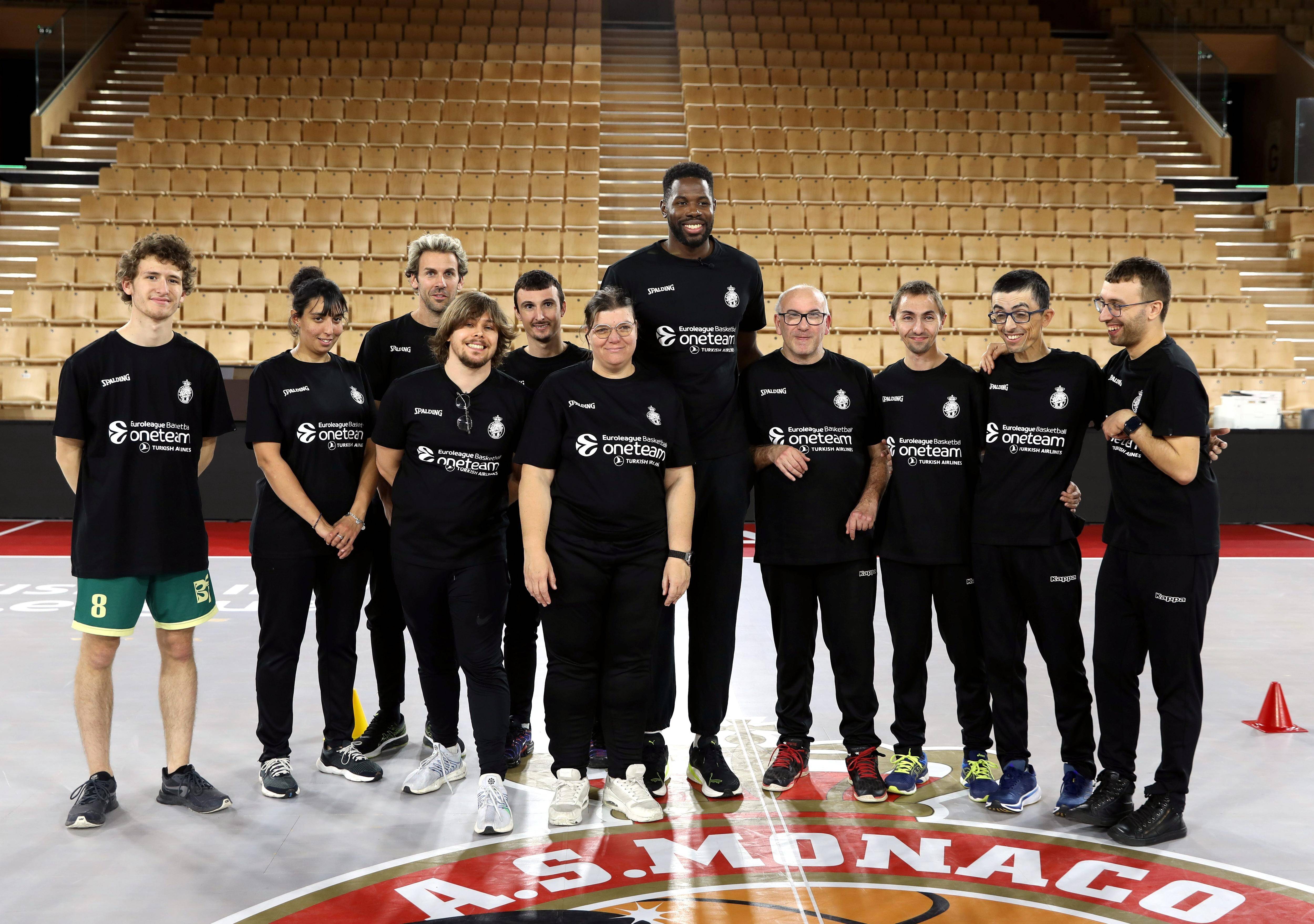 "C'était un superbe moment": le pivot de l'AS Monaco Mam Jaiteh coach d'un jour de sportifs atteints d'un handicap mental